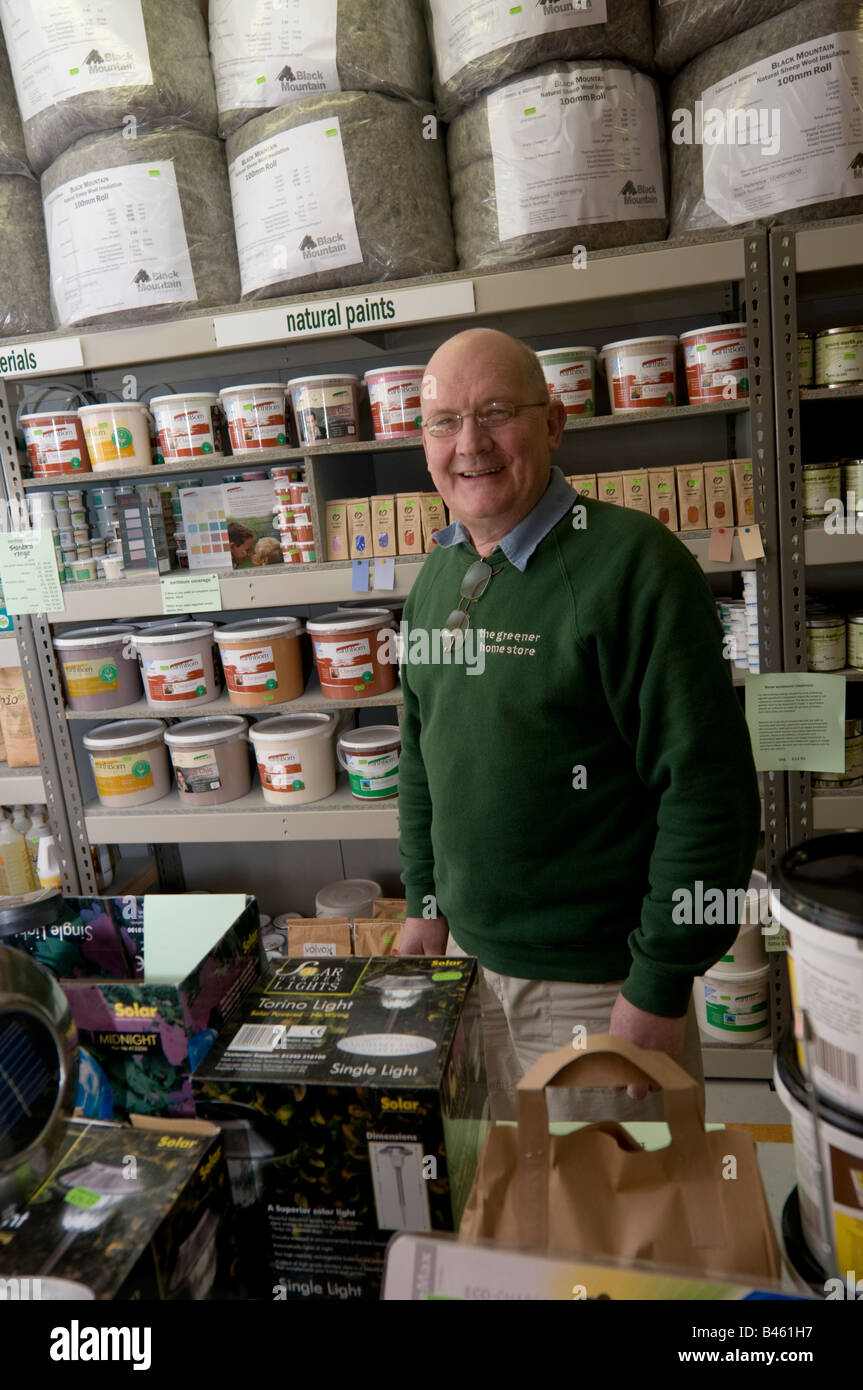 David Catterall, più Verde Home eco friendly DIY negozio vendita vernici isolanti e altri elementi Machynlleth Powys Wales UK Foto Stock