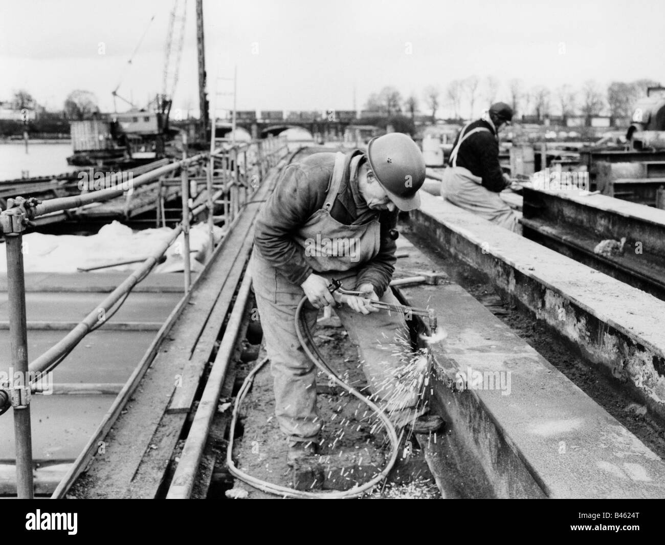 Architettura, lavori di costruzione, lavoratori edili nel cantiere, Alster Interno, Amburgo, Germania, 1960s, Foto Stock