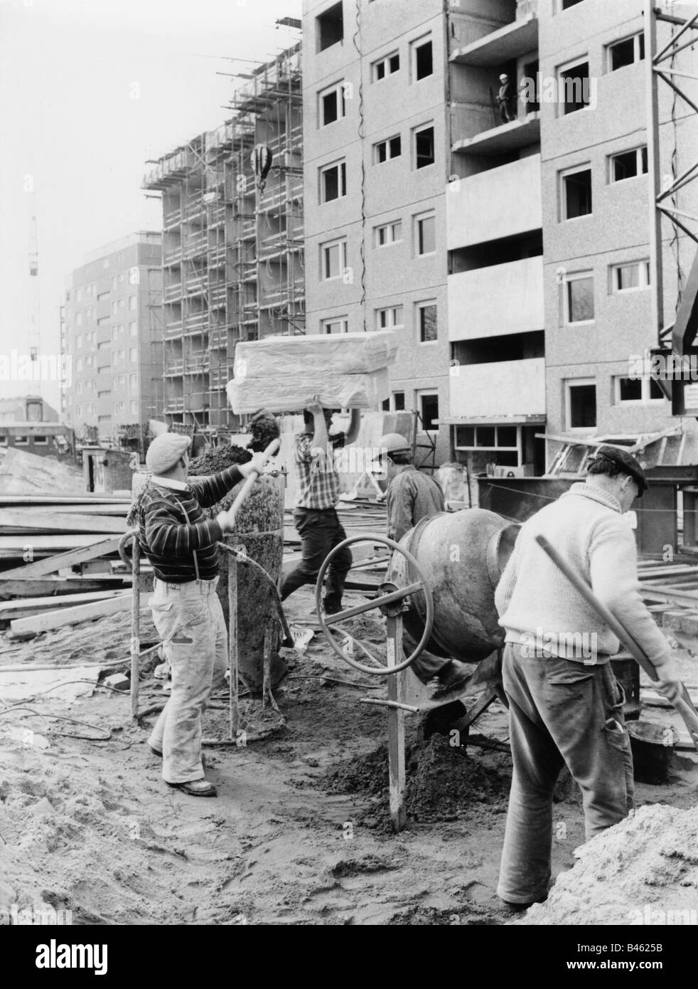 Architettura, lavori di costruzione, operai edili nel cantiere, Hamburg Jenfeld, Germania, 1960s, Foto Stock