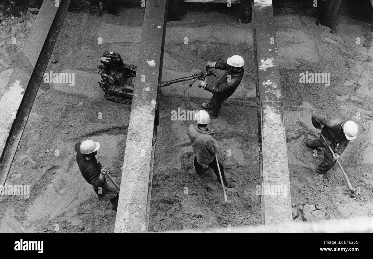 architettura, lavori edili, operai edili in cantiere, lavori sotterranei, 1960s, Foto Stock