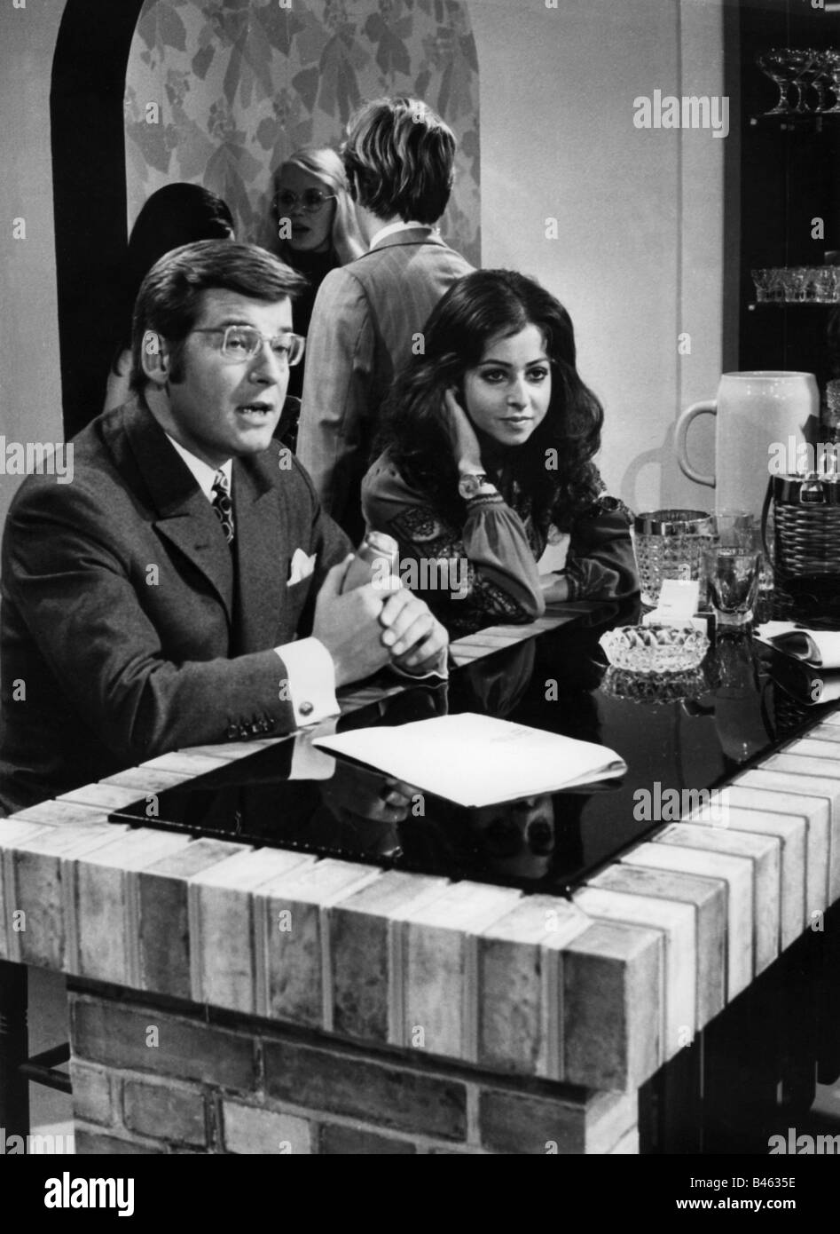 Leandros, Vicky, * 23.8.1948, cantante tedesco-greco, a mezza lunghezza, con Hans-Christian Müller, ospite della serie televisiva 'Schaubude', settembre 1970, Foto Stock