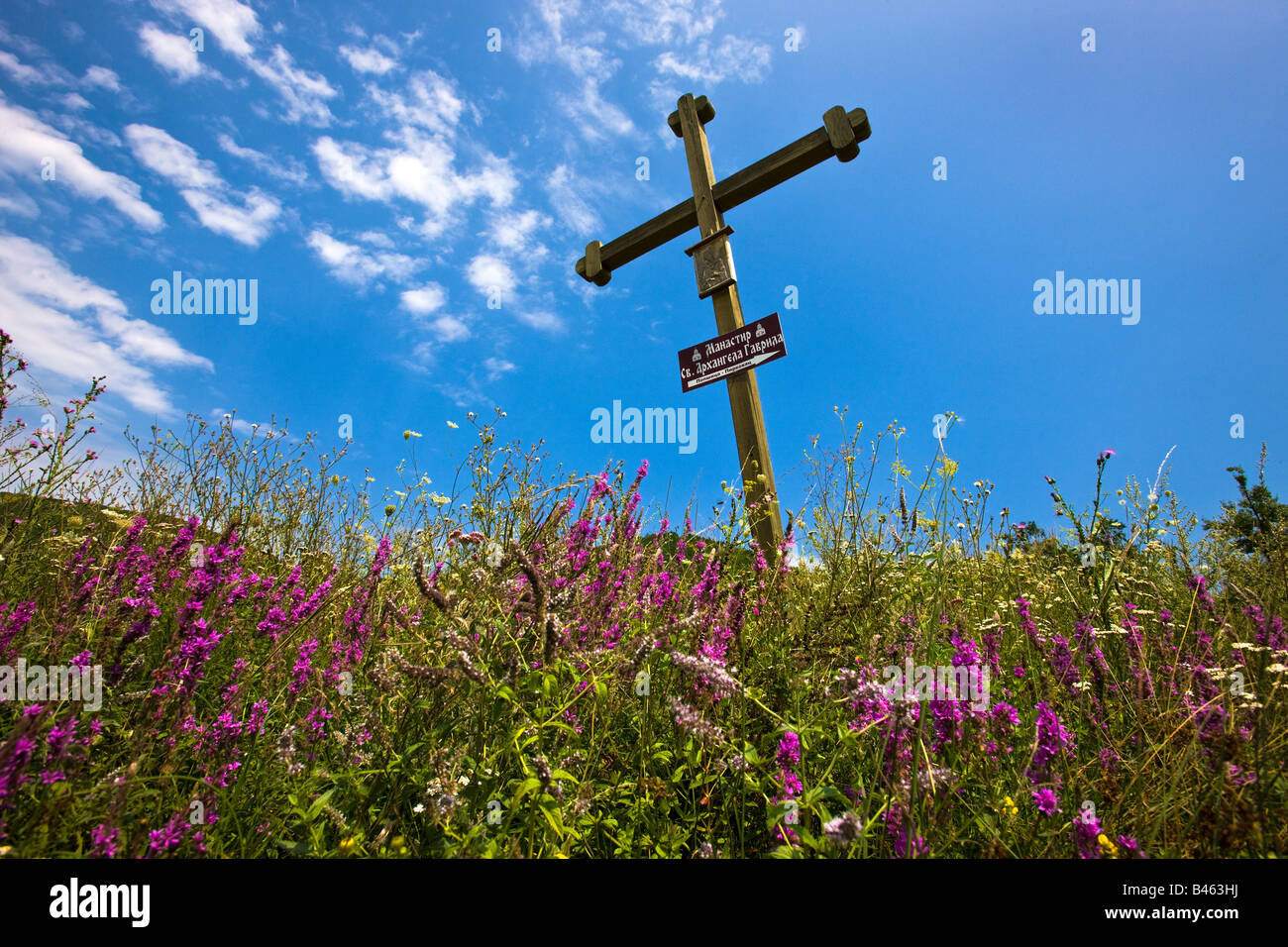 Una croce ortodossa in campagna nel sud della Serbia Foto Stock