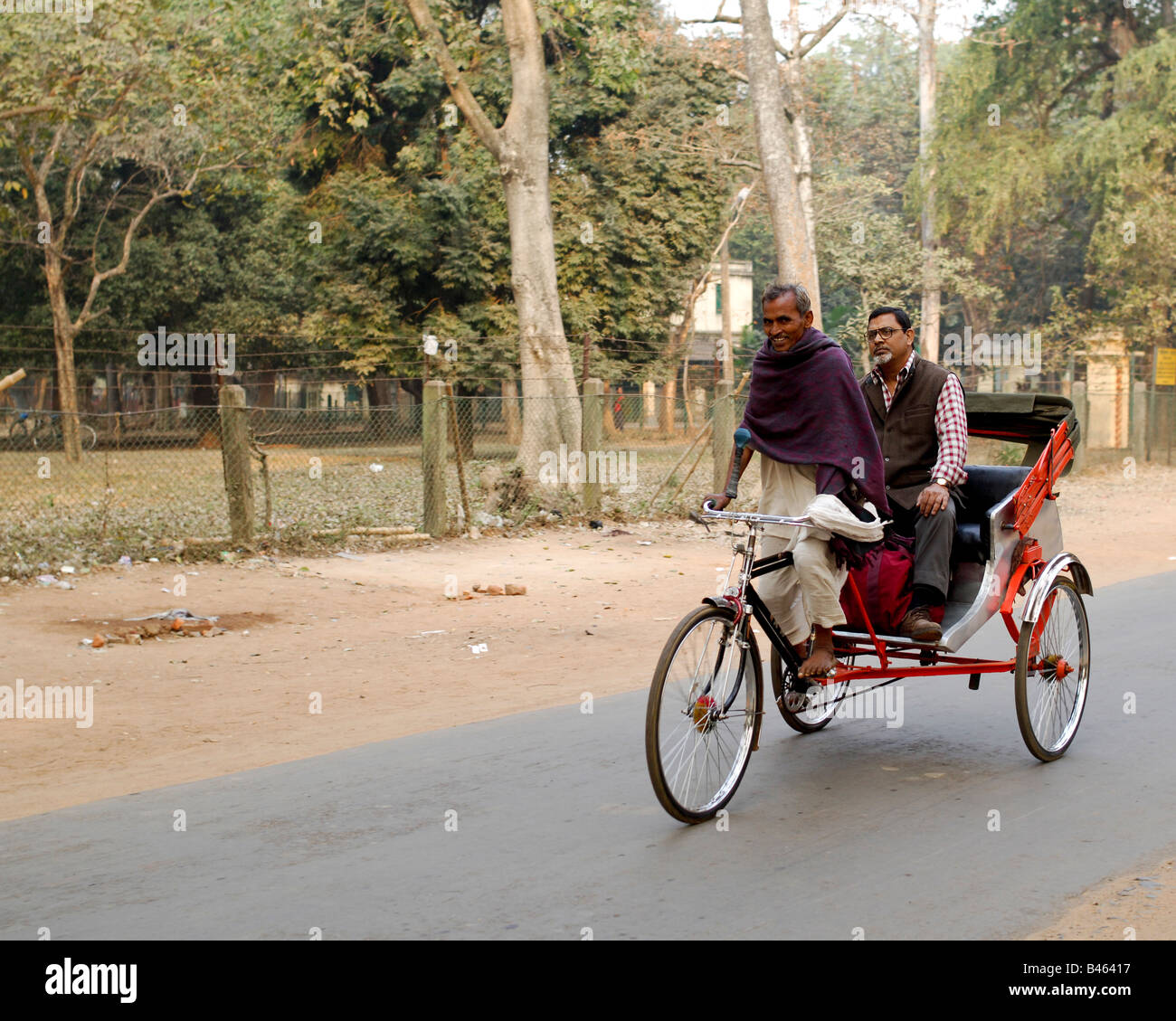 Un uomo che viaggia in un risciò bicicletta. Shantiniketan, India. Foto Stock