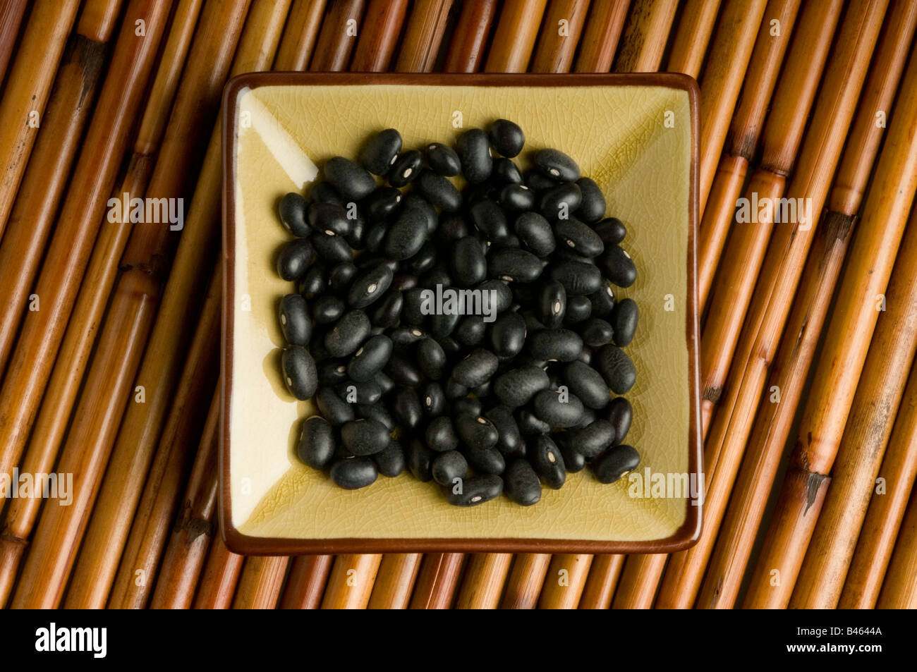 Singola porzione di fagioli neri Foto Stock