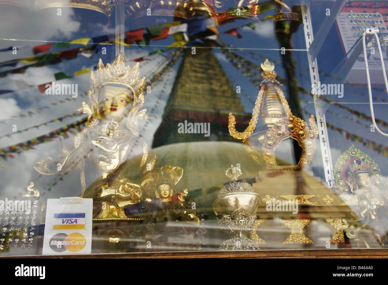 Statuette di Buddha in vendita nella parte anteriore del Boudha Stupa di Kathmandu Foto Stock
