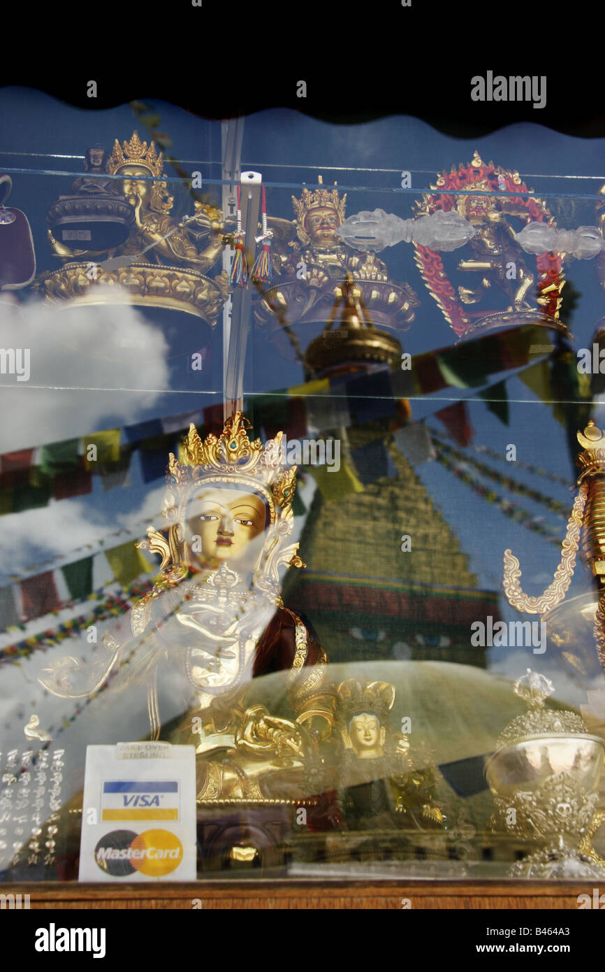 Statuette di Buddha in vendita nella parte anteriore del Boudha Stupa di Kathmandu Foto Stock
