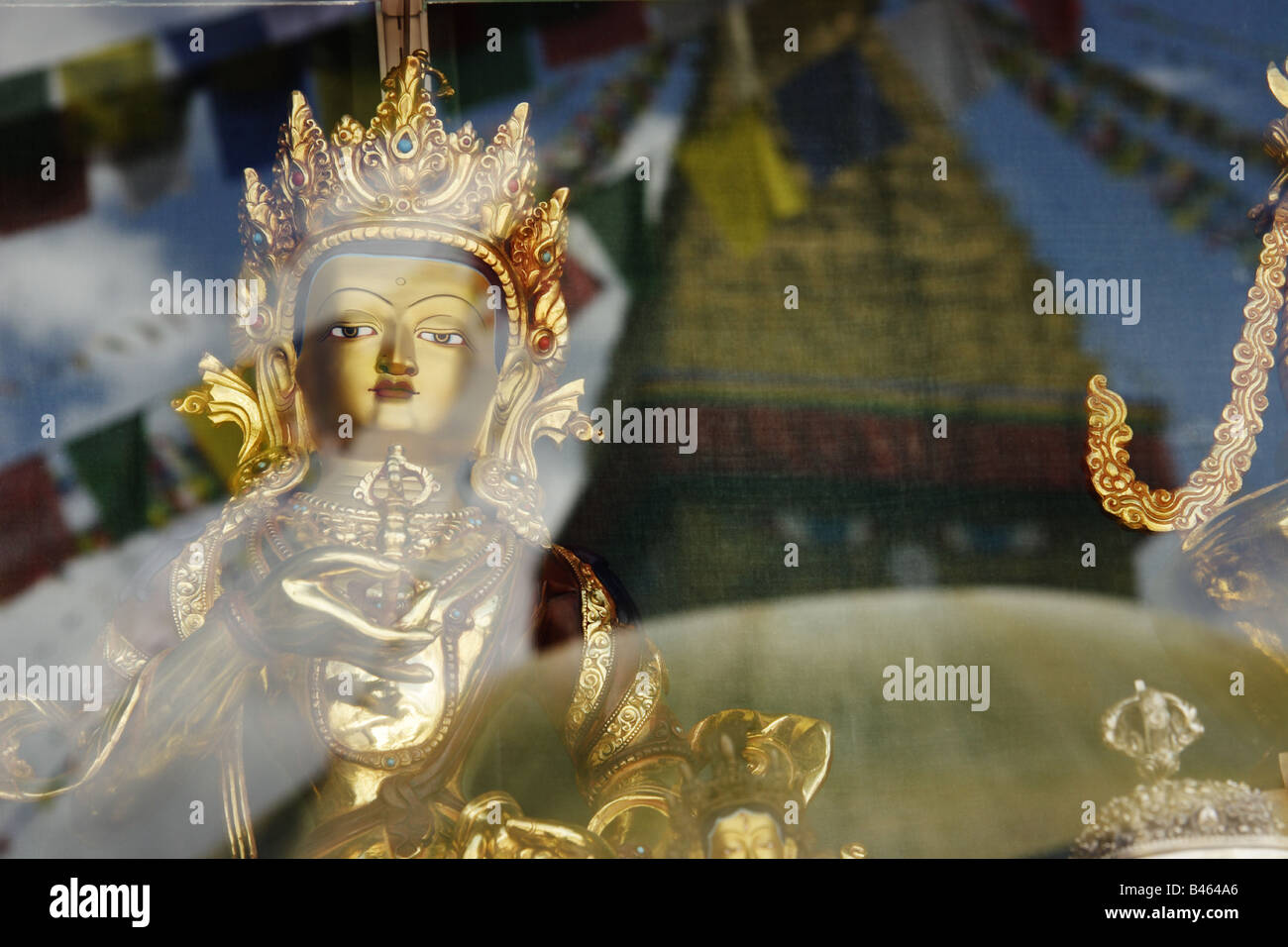 Budda statuetta in vendita nella parte anteriore del Boudha Stupa di Kathmandu Foto Stock