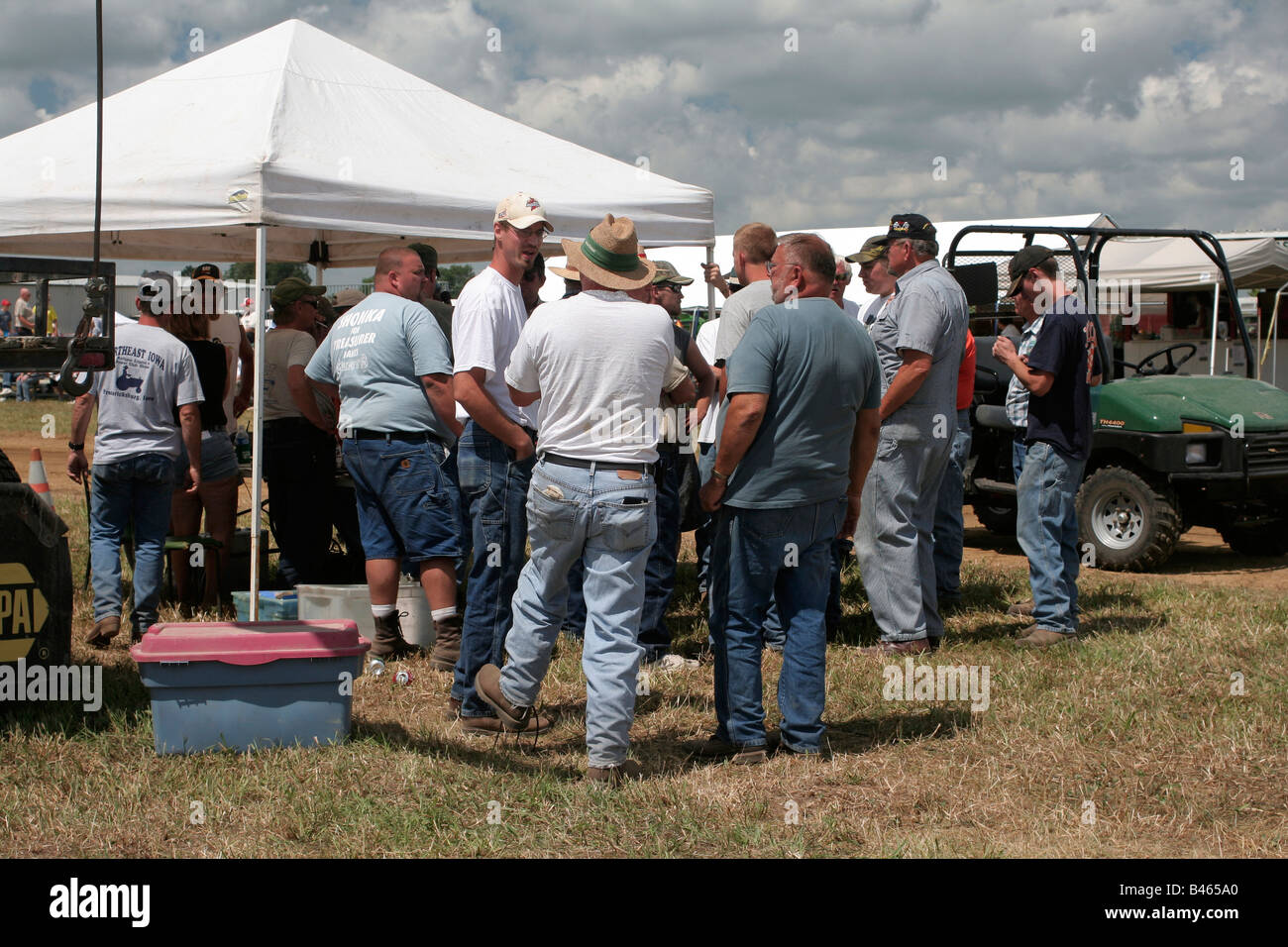 Gli agricoltori raccolgono presso la tabella di registrazione per il trattore tirare Foto Stock