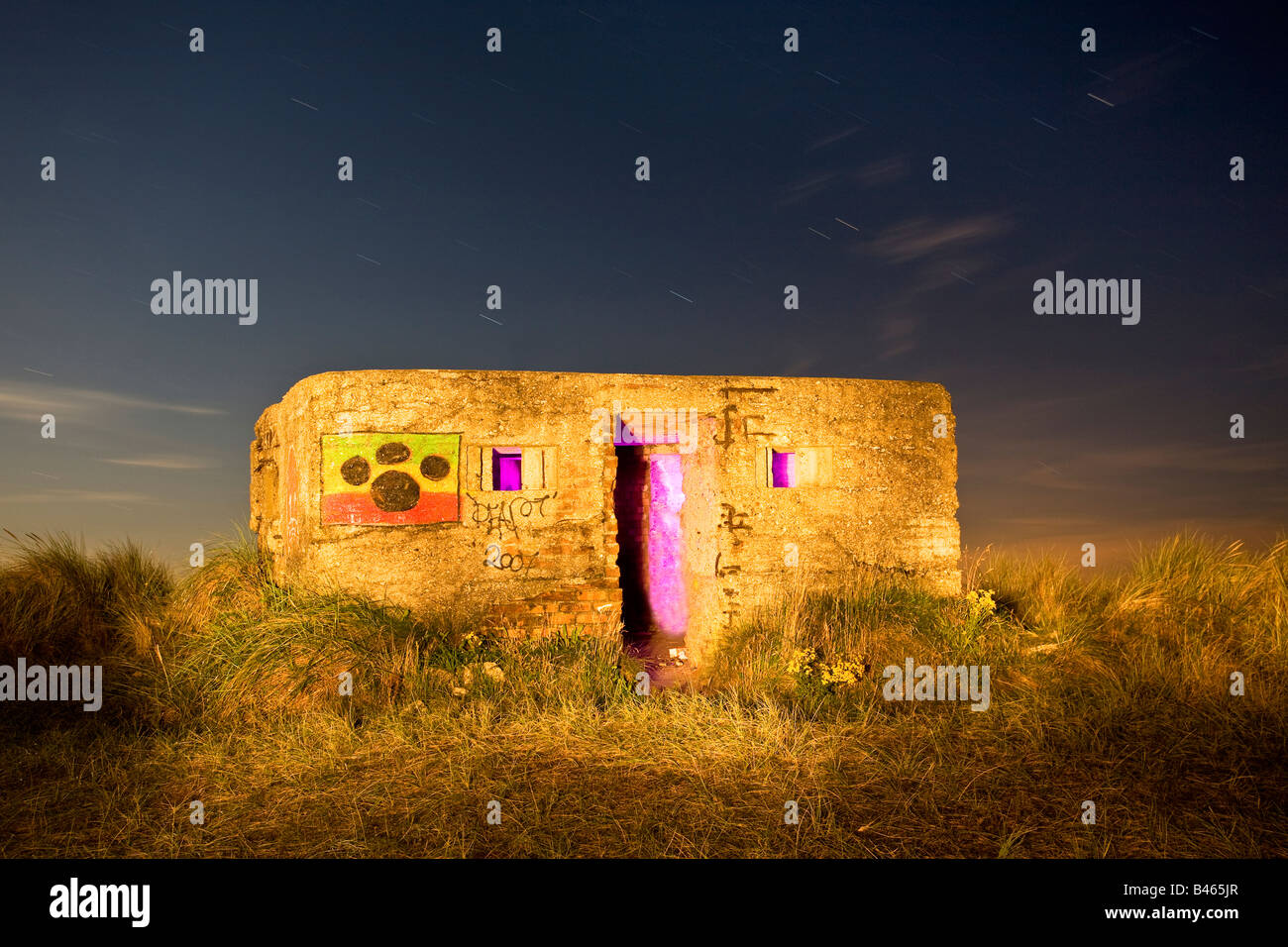 Vecchio WW2 scatola di pillole Fotografato di notte durante una lunga esposizione in campagna di Norfolk Foto Stock