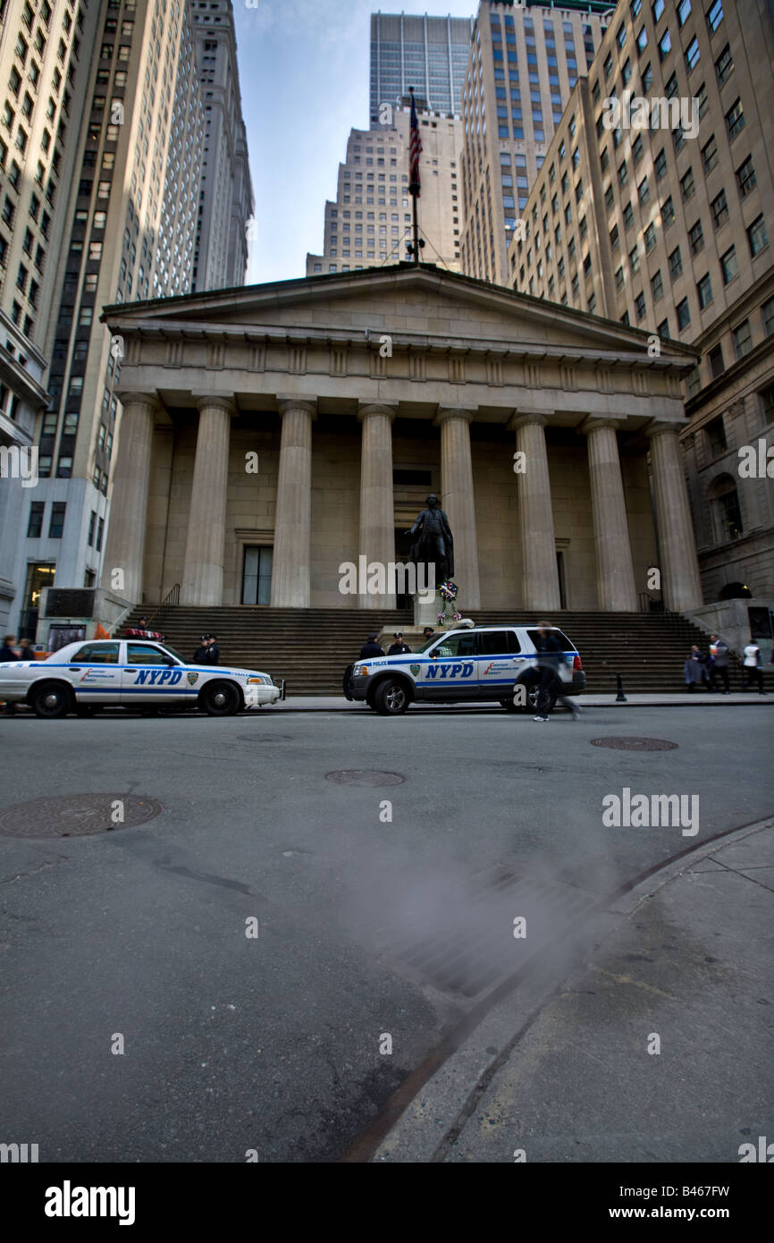 Federal Hall con la statua di George Washington. Il vapore uscente dal sistema fognario in primo piano Wall Street, New York City, Foto Stock