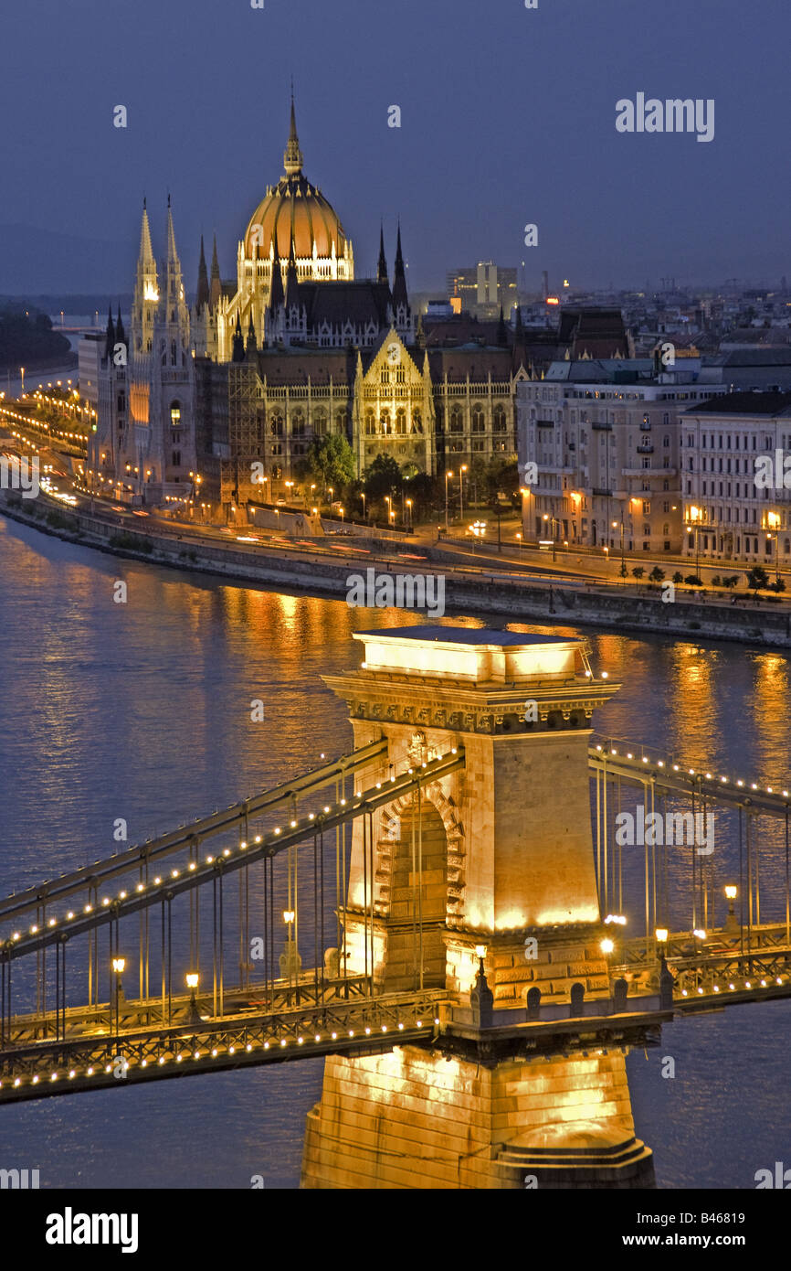 Di Budapest e Ponte delle catene di Szechenyi sul Danubio con il Parlamento in background sul lato di Pest del fiume Foto Stock