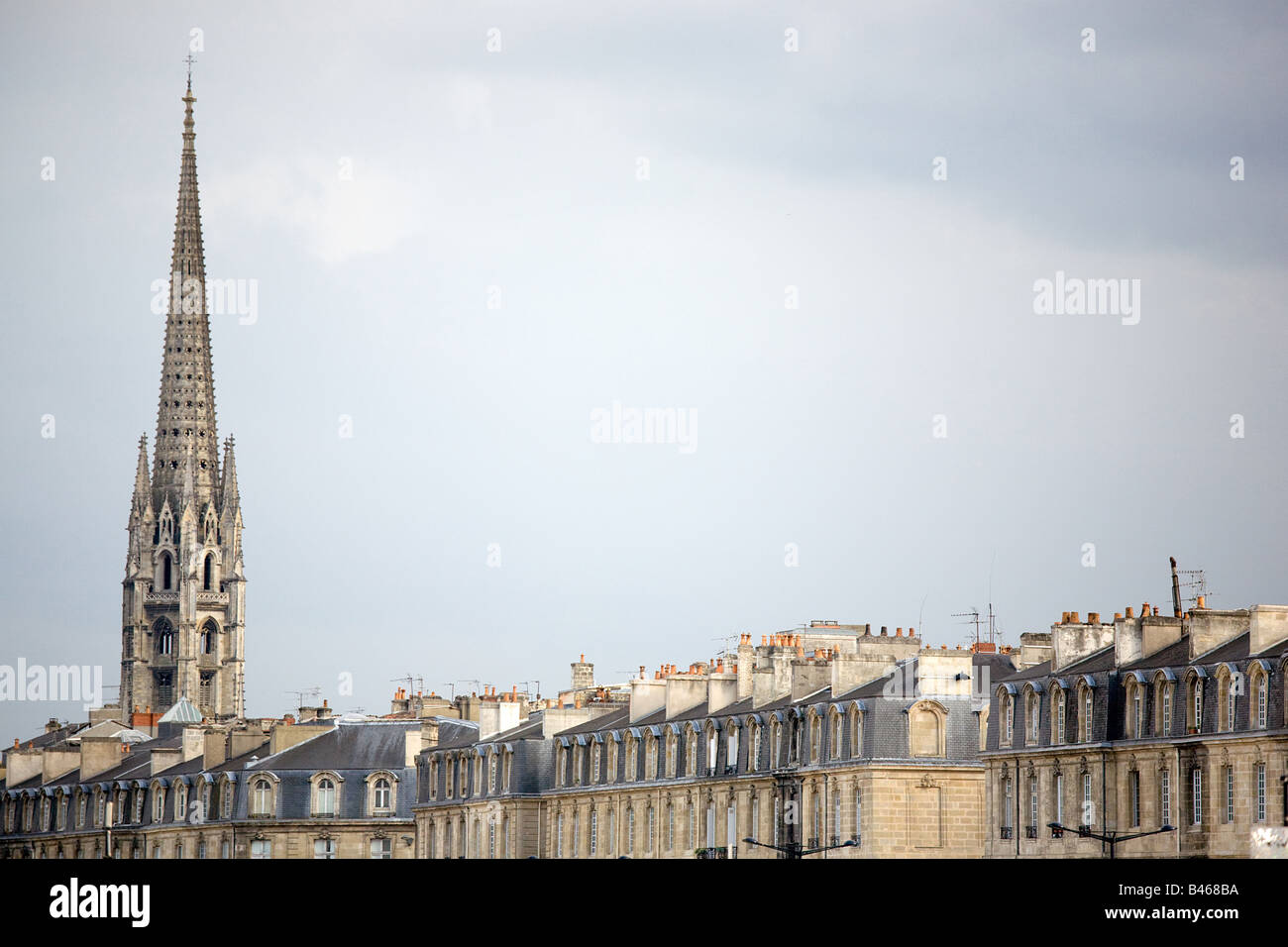 Unione Bordeaux cityscape con cattedrale gotica Foto Stock