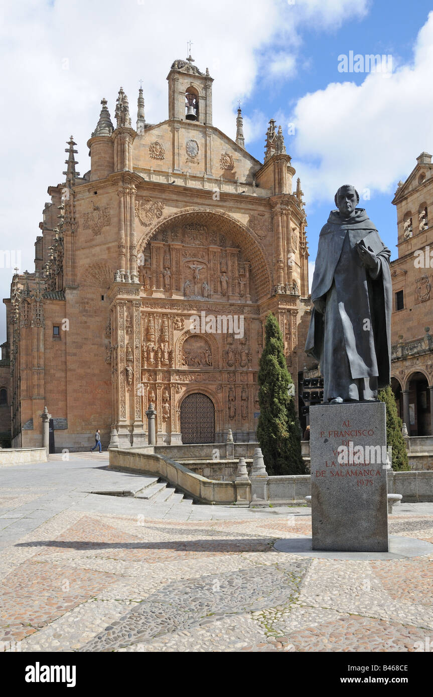 Sature di bronzo di San Francesco con Plateresque facciata della chiesa di Saint St Stephen Iglesia San Estaban Salamanca spagna Foto Stock