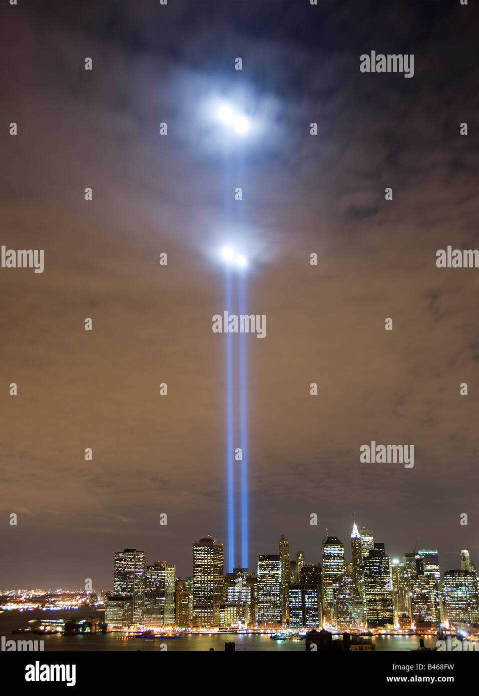 Omaggio alla luce memorial luci brillare alta sopra Manhattan illuminare le nuvole Foto Stock