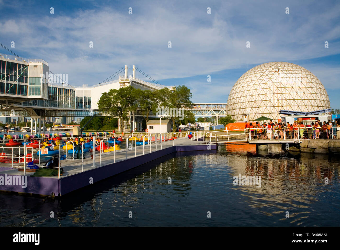 Atlantis Pavillion bumper boat e Cinesphere Ontario Place Toronto in Canada Foto Stock