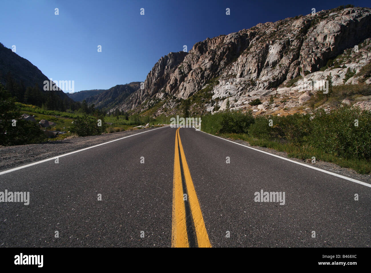 Una strada panoramica vicino Sonora Pass sull'autostrada 108 in California della sierra nevada Foto Stock