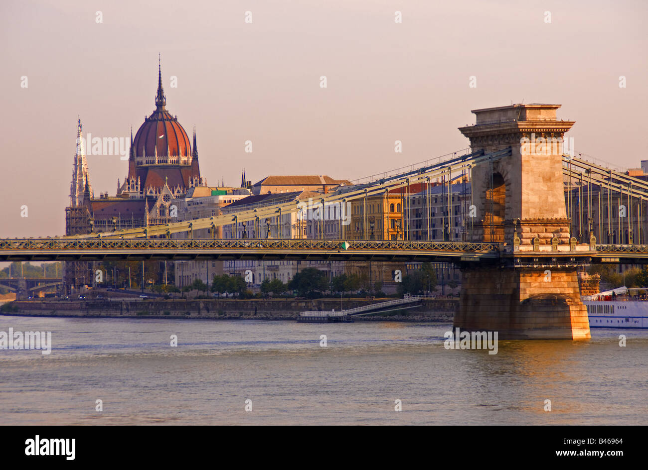 Di Budapest e Ponte delle catene di Szechenyi sul Danubio con il Parlamento in background sul lato Pest Foto Stock