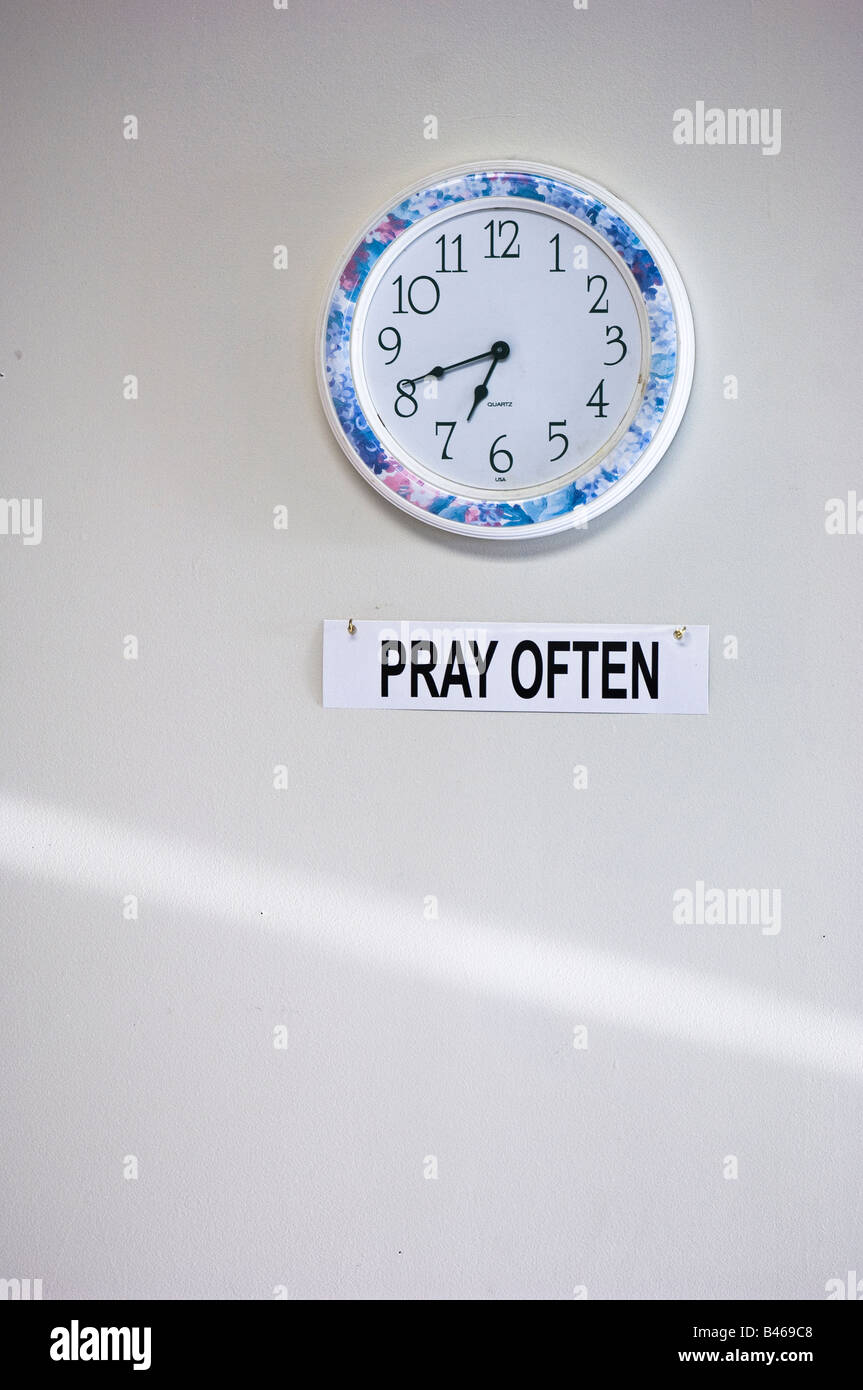 Pregate spesso segno di promemoria in orologio Foto Stock
