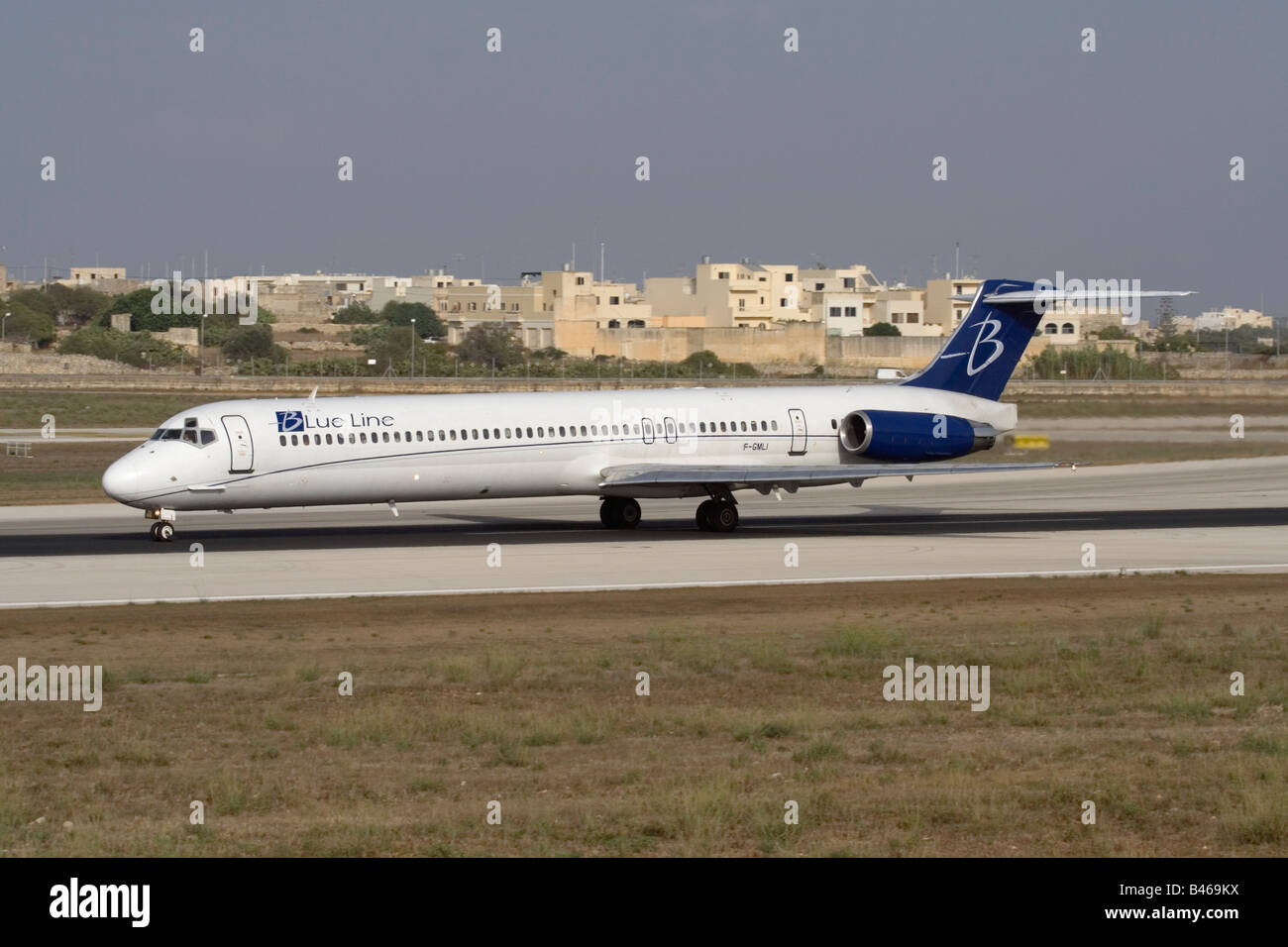 Linea blu MD-83 aereo jet accelerando sulla pista dell'Aeroporto Internazionale di Malta Foto Stock