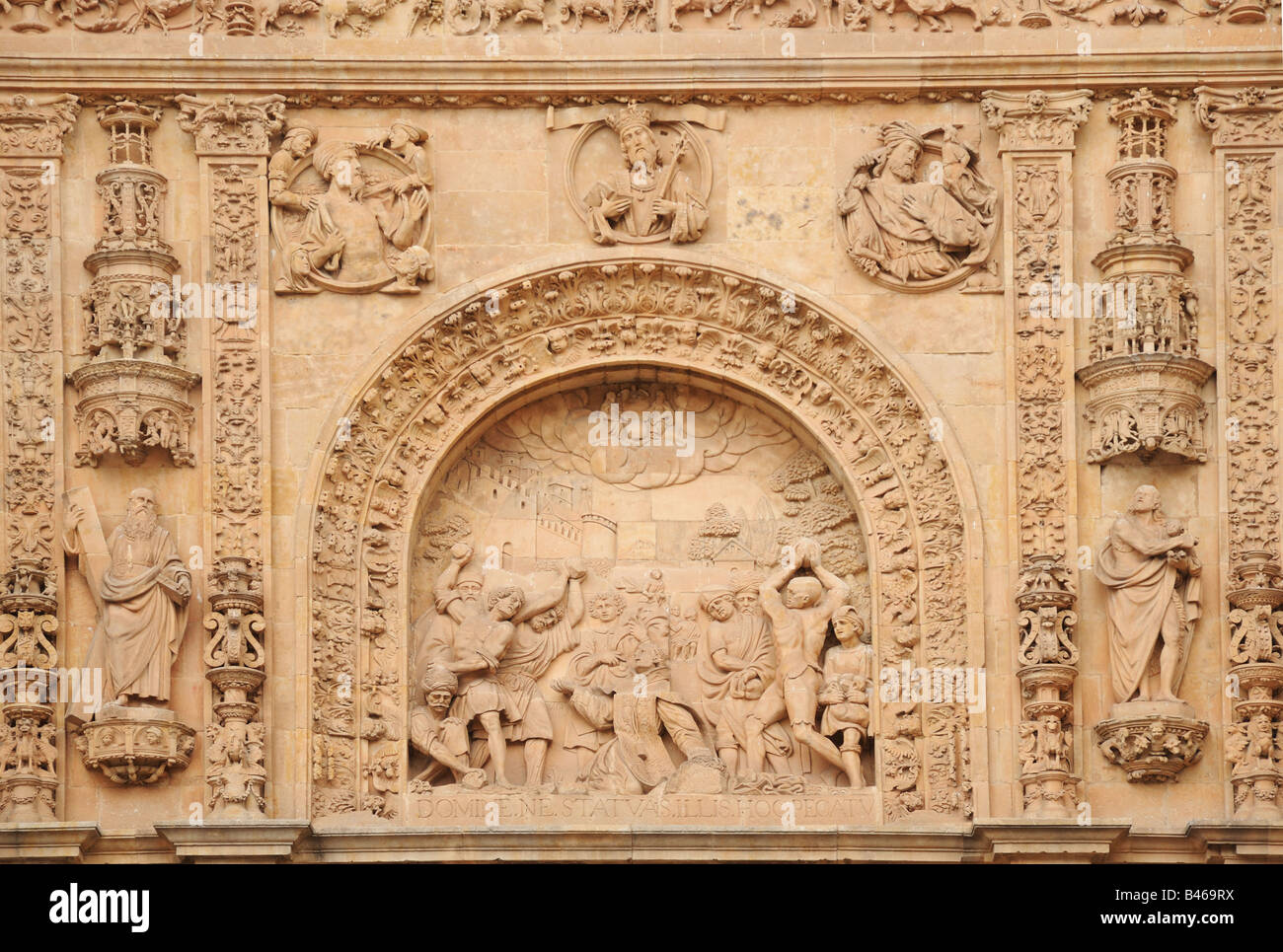 Scultura in rilievo raffigurante la lapidazione di Santo Stefano Steven dal Plateresque facciata della chiesa di Santo Stefano a Salamanca Foto Stock