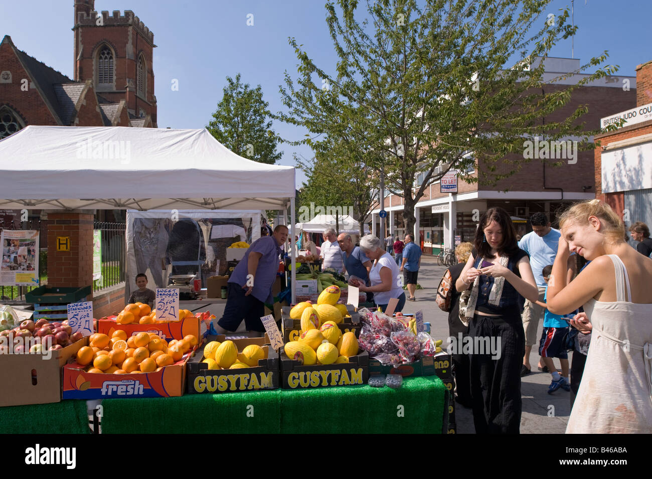 People shopping mercato Acton W3 London Regno Unito Foto Stock