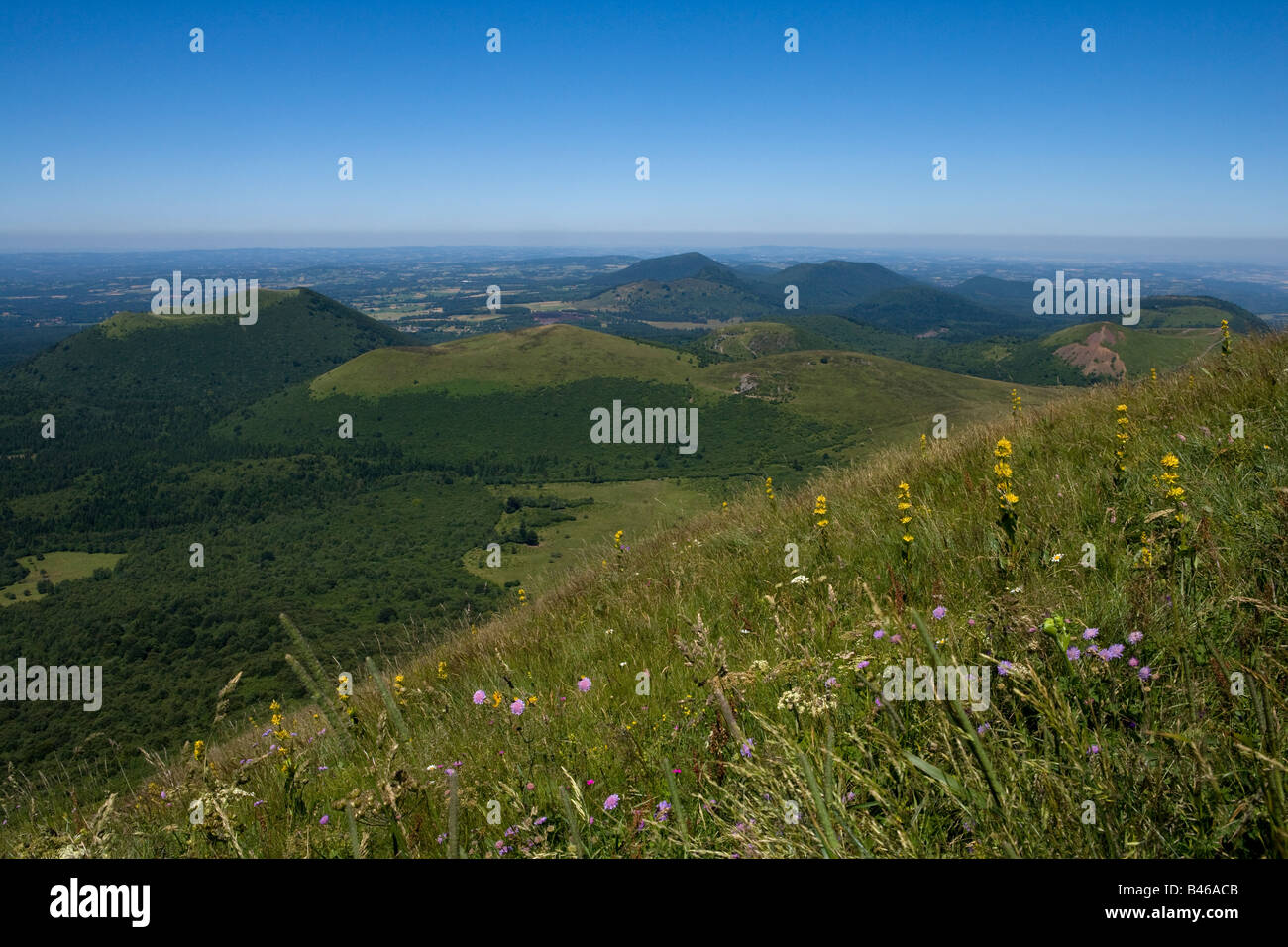 Vista dal puy de dome su Vulcano auvergne campagna,Clermont ferrand, Francia Foto Stock