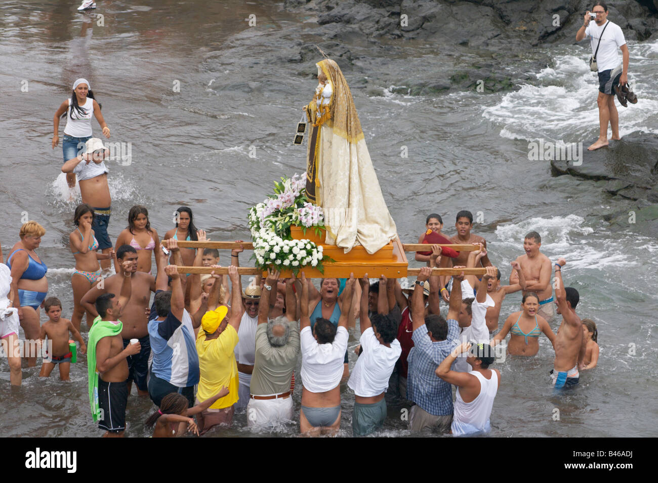 La Virgen Carmen, patrono dei pescatori, è portato in mare al Fiesta del Carmen celebrazioni, San Cristobal, Las Palmas di Gran Canaria. Foto Stock
