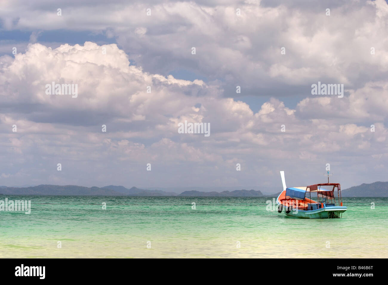 Una barca sul colorato sul Mare delle Andamane con molto cielo nuvoloso, ko bulon isola della Thailandia Foto Stock