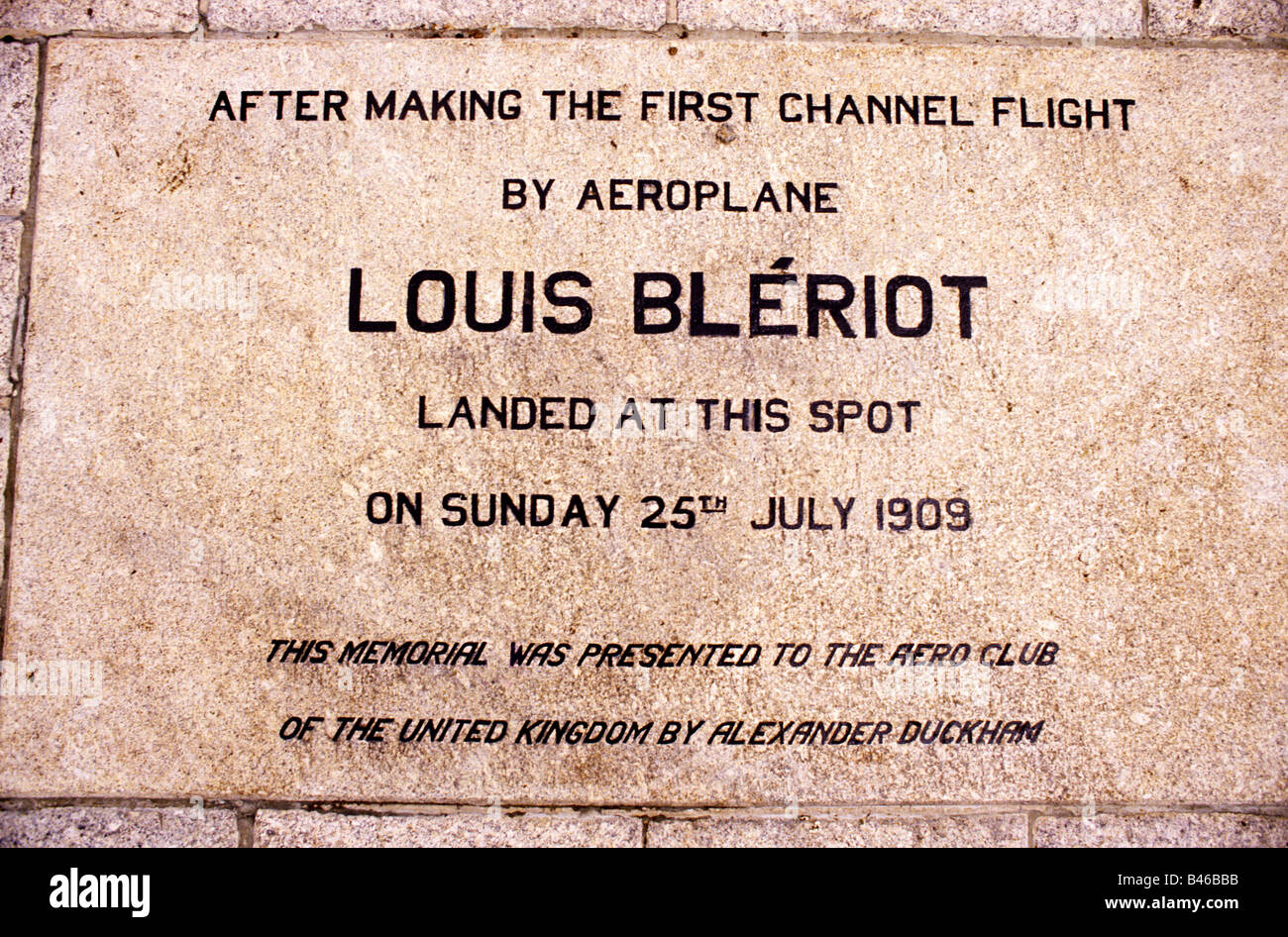 Louis Bleriot Lapide lapide commemorativa primo canale trasversale volo 1909 Calais per Dover Kent REGNO UNITO landing spot Foto Stock