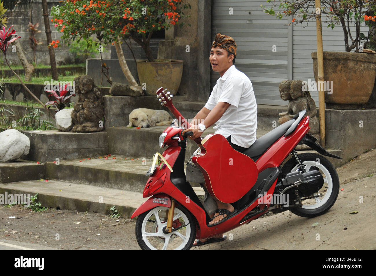 Locale uomo balinese in abbigliamento tradizionale , ubud , isola di Bali , Indonesia Foto Stock