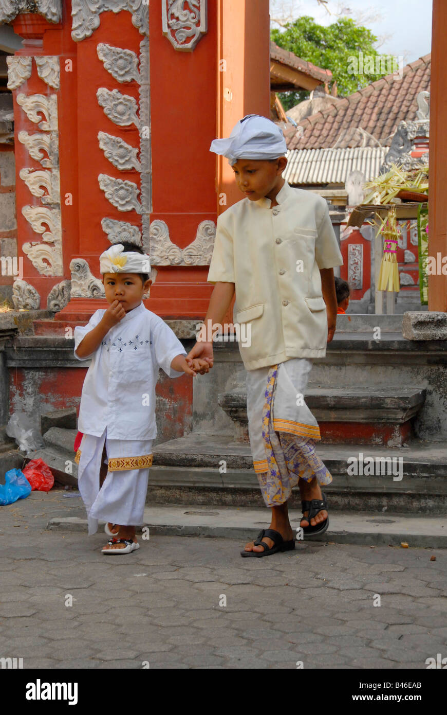 I bambini al tempio della famiglia durante galungan festival , Induismo balinese nuovo anno ,ubud , isola di Bali , Indonesia Foto Stock