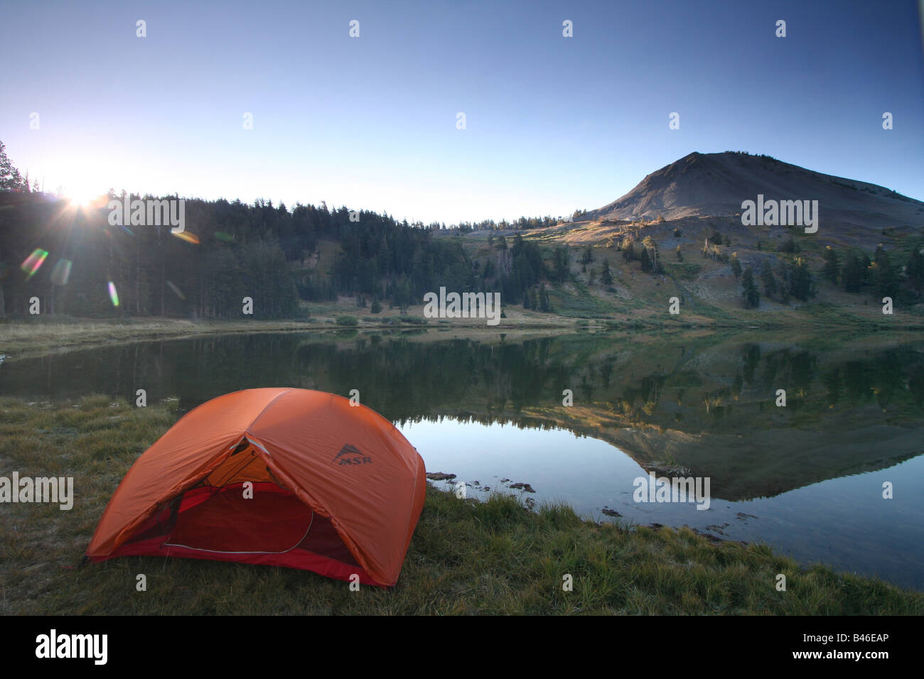 Una tenda a minore highland lago sottostante hiram picco in prossimità di carson-iceberg deserto della California Foto Stock