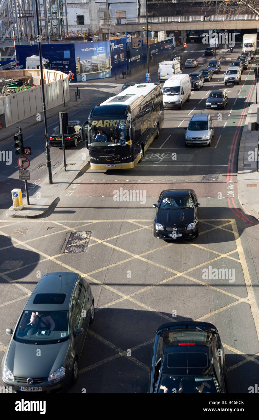 Il traffico in Upper Thames Street City of London GB UK Foto Stock