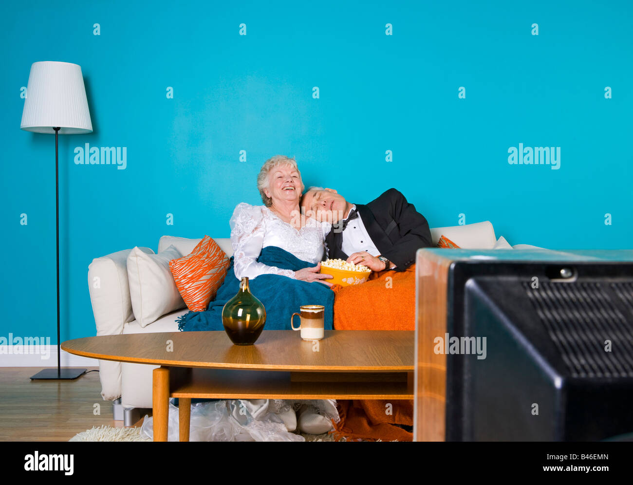 Coppia senior di guardare la televisione insieme Foto Stock