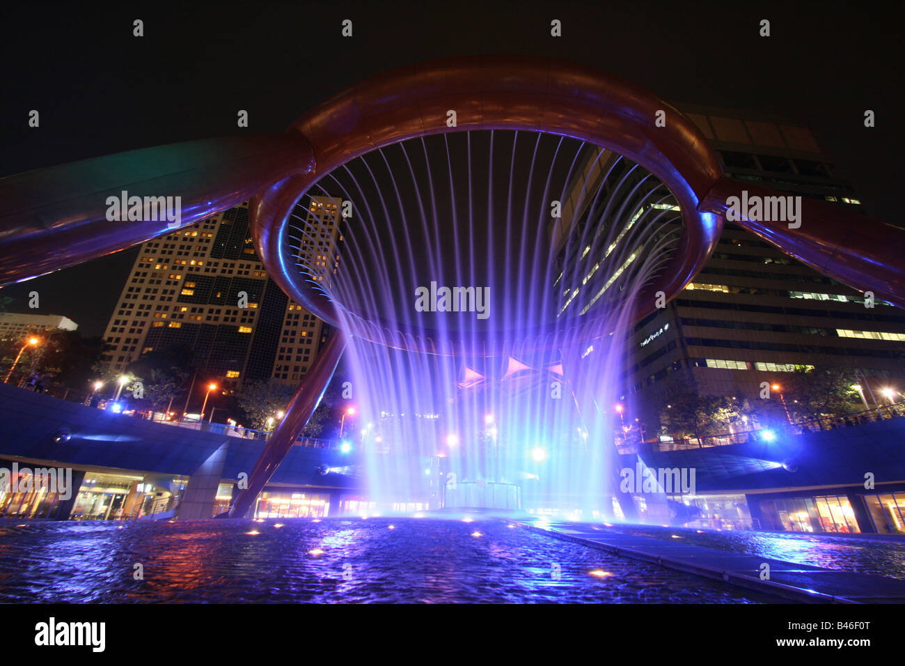 Spettacolo di luci a Fontana della Ricchezza, Suntec City, Singapore. Foto Stock