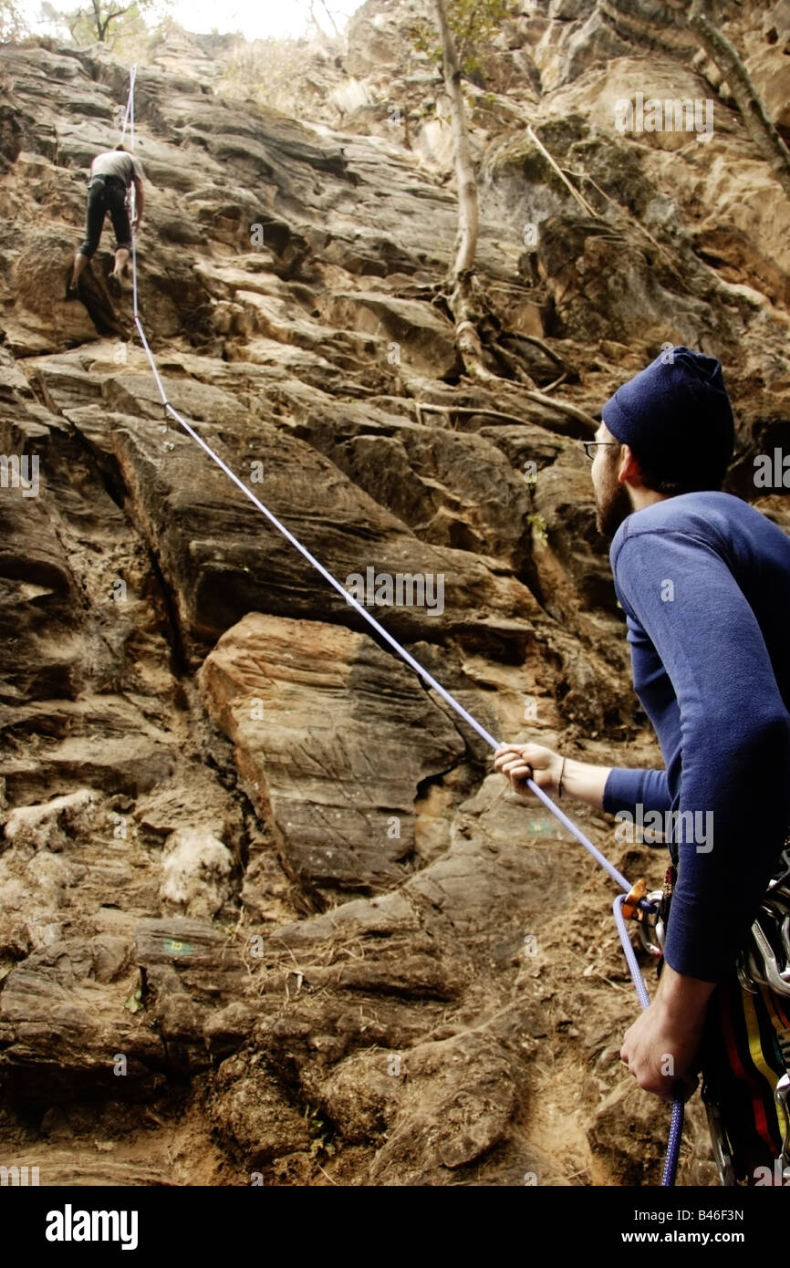 Due alpinisti sulla corda di assicurazione una holding e una scalata Nepal Foto Stock