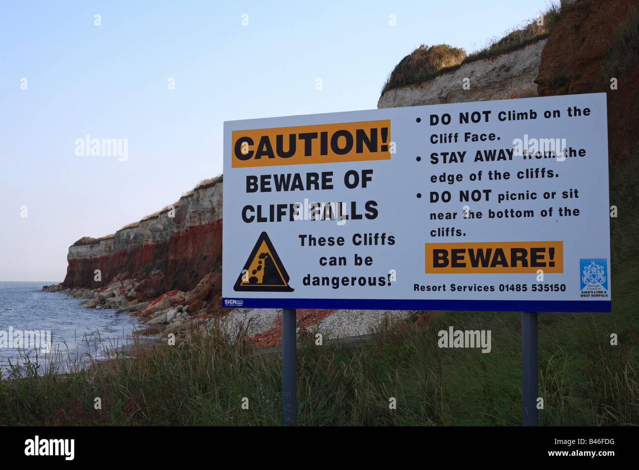 Cliff caduta segno di avvertimento a Hunstanton in Norfolk, Inghilterra. Foto Stock