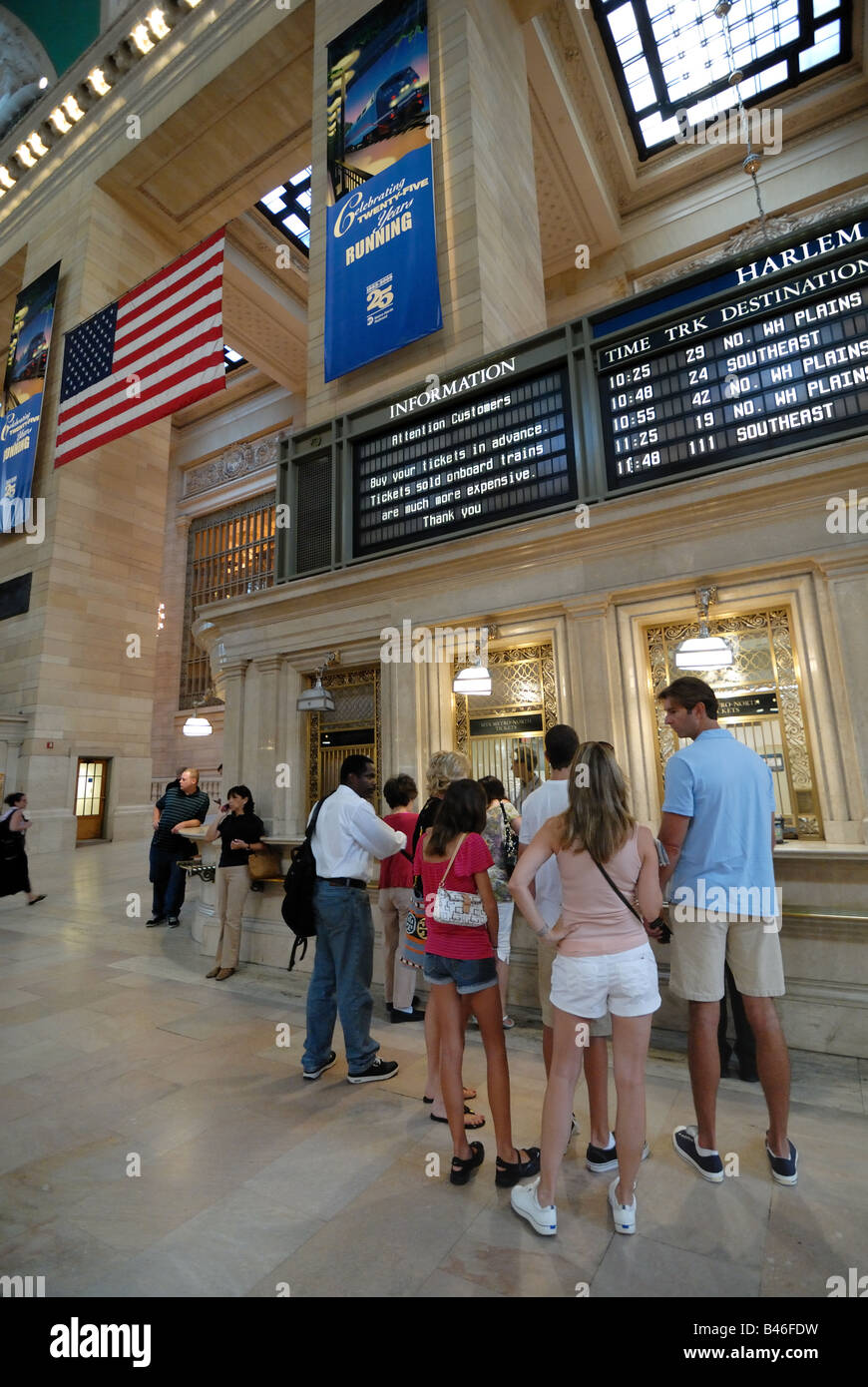 I viaggiatori ed i turisti di aspettare ad acquistare i biglietti presso la Grand Central Station, New York New York Foto Stock