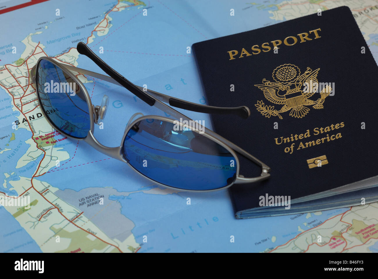 Gli Stati Uniti Passaporto, occhiali da sole e una mappa piegata di Bermuda  illustrano il concetto di viaggio Foto stock - Alamy