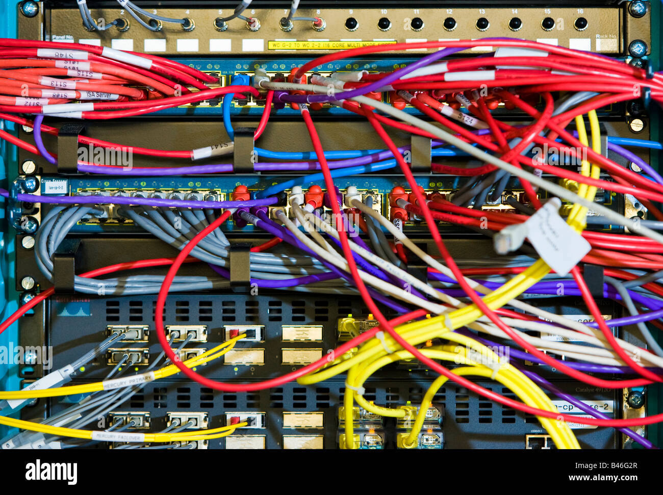 I cavi del computer e cavi di rete ethernet in un server rack Foto stock -  Alamy