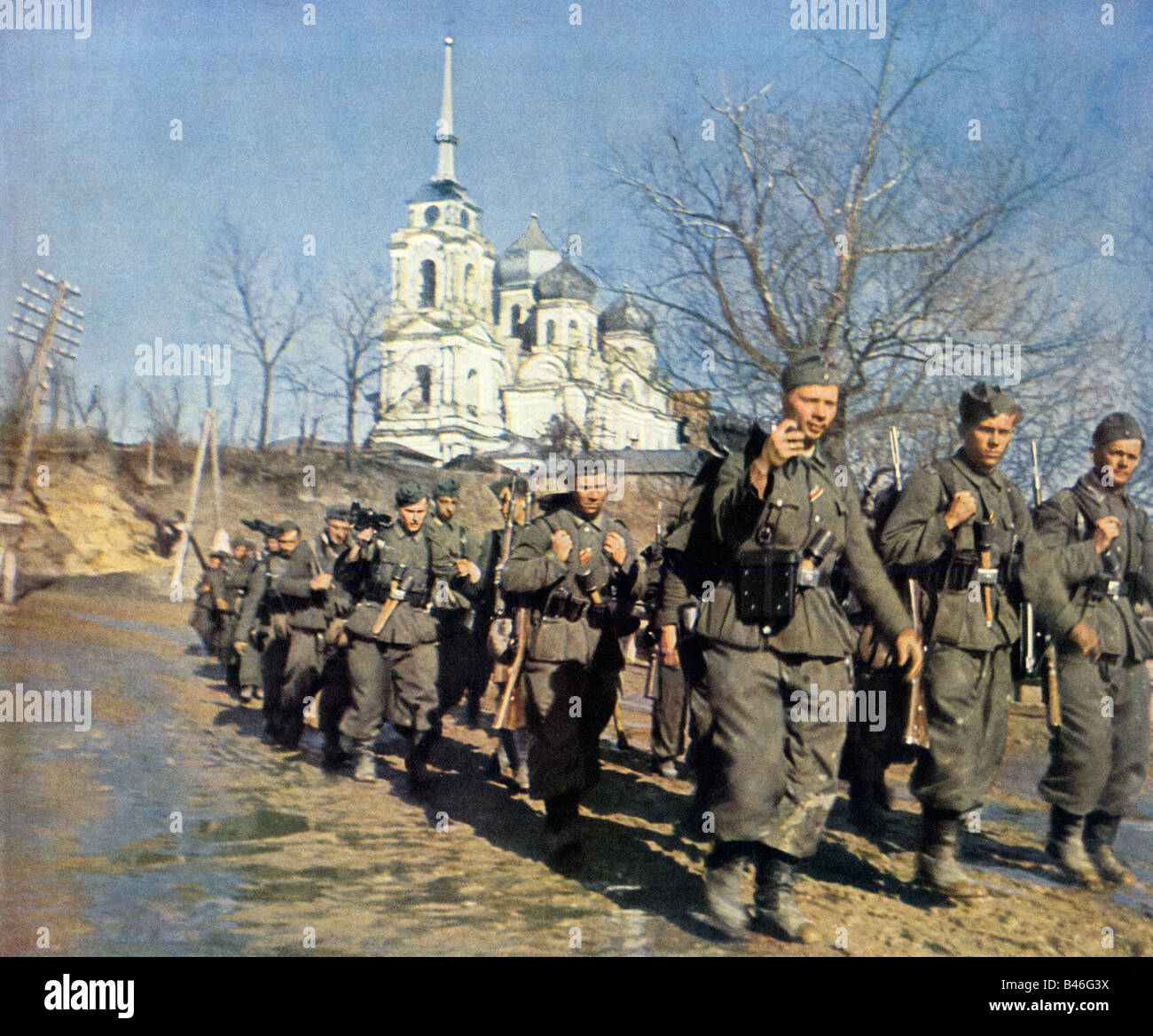 La fanteria della Wehrmacht anticipo Esercito Tedesco granatieri marciare in avanti sul Fronte Orientale in campagna russa in WW II Foto Stock