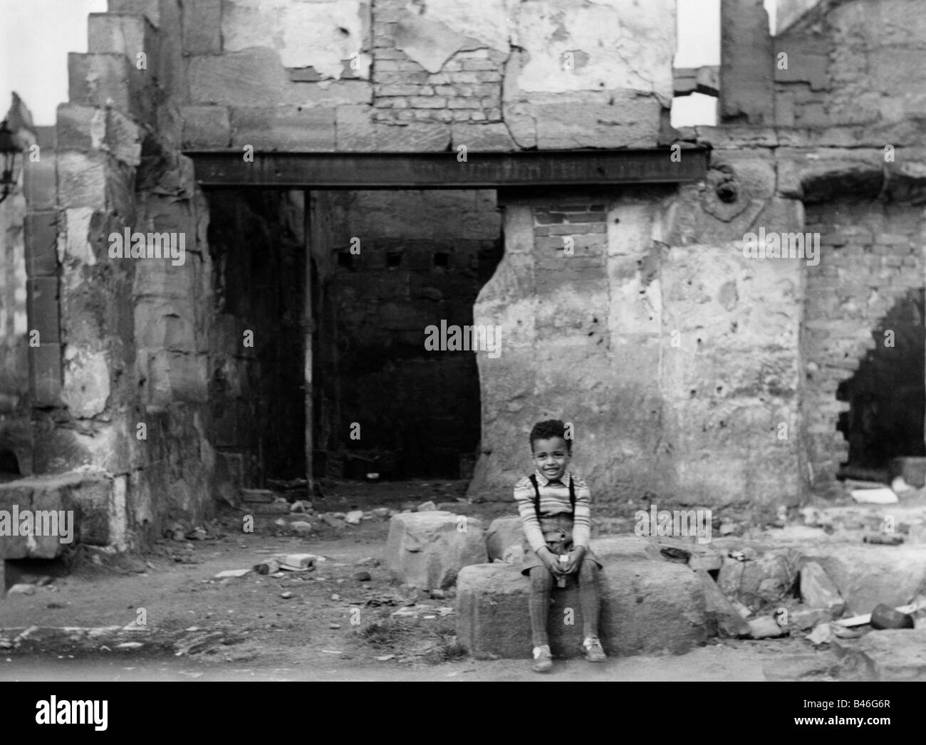 Periodo del dopoguerra, Germania, bambini che giocano in strada distrutta, circa 1950, Foto Stock