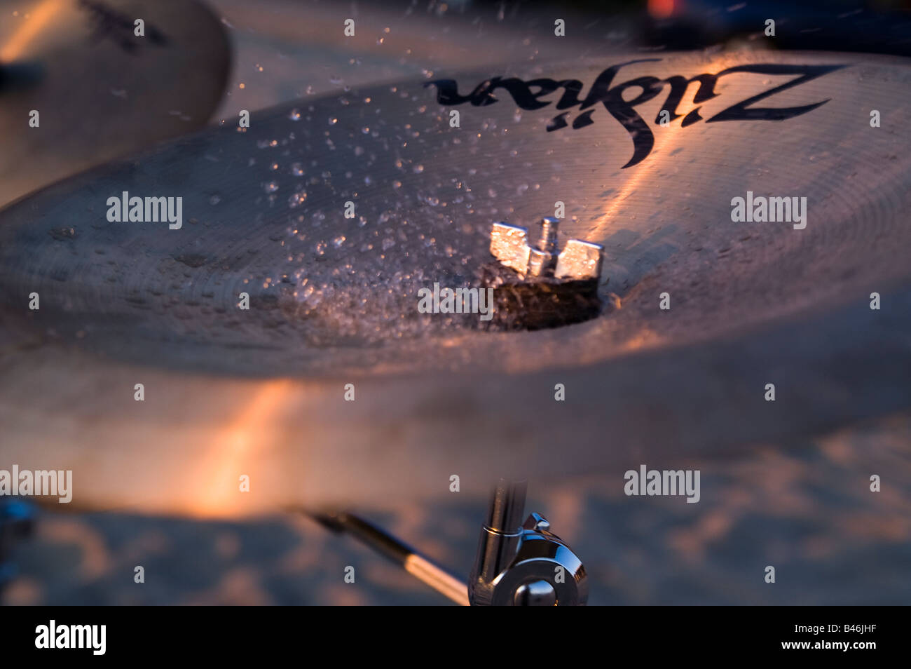 Spruzzi di acqua dopo il cembalo di essere colpiti Foto Stock