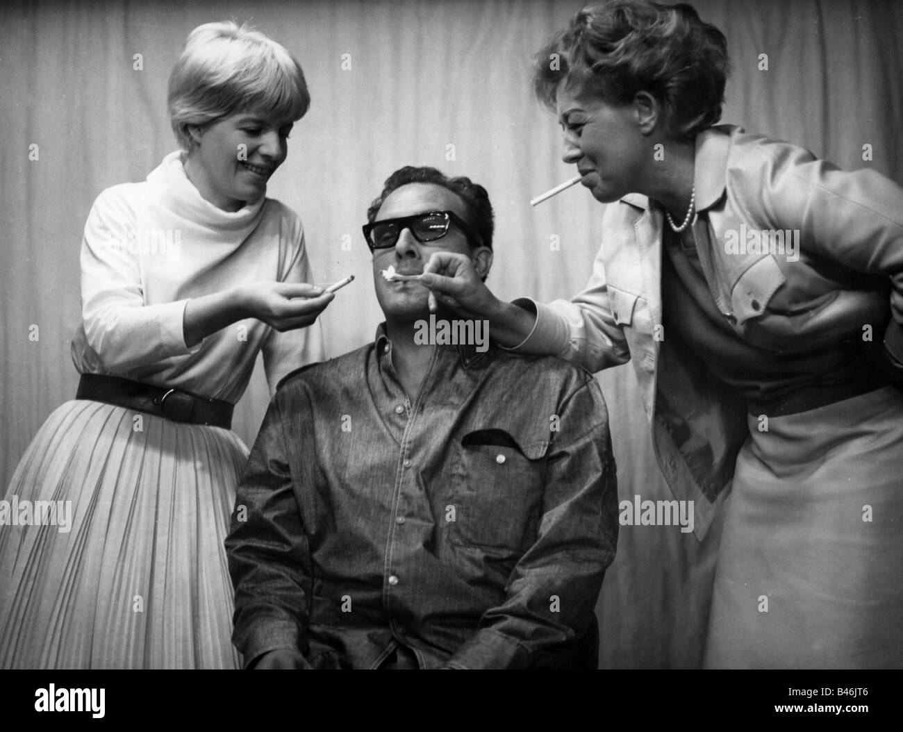 Teatro / teatro, cabaret, 'Die Stachelschweine', Edith Elsholtz, Achim Strietzel e Ursula Noack, mostra radiofonica e televisiva, Berlino, 7.9.1963, Foto Stock