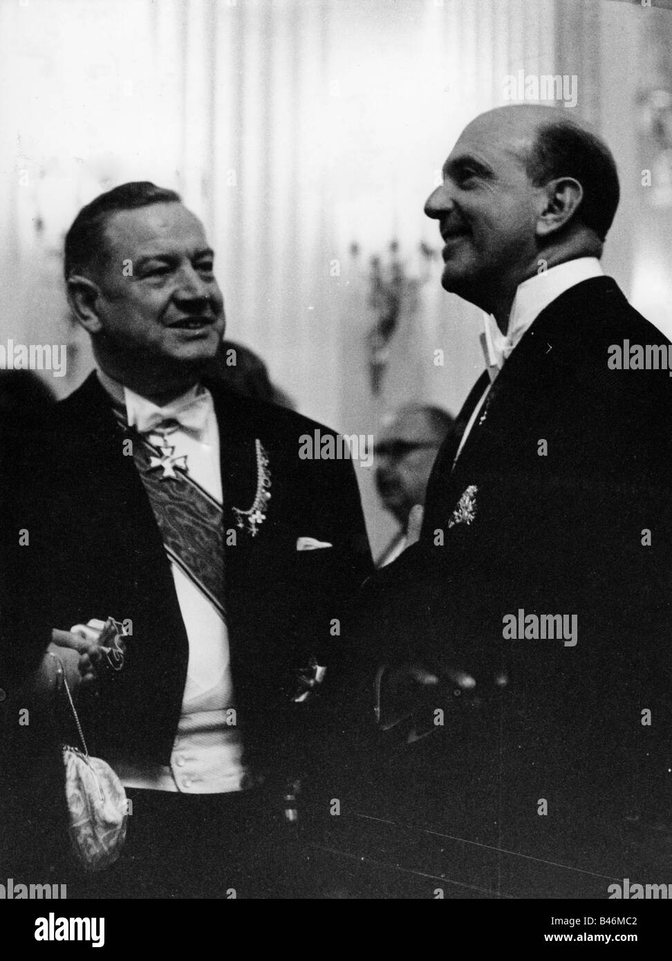 Goppel, Alfons, 1.10.1905 - 24 12.1991, politico tedesco (CSU), primo ministro della Baviera 11.12.1962 - 7.11.1978, alla riapertura del Teatro Nazionale di Monaco, 22.11.1963, con il re Humbert II d'Italia, Foto Stock