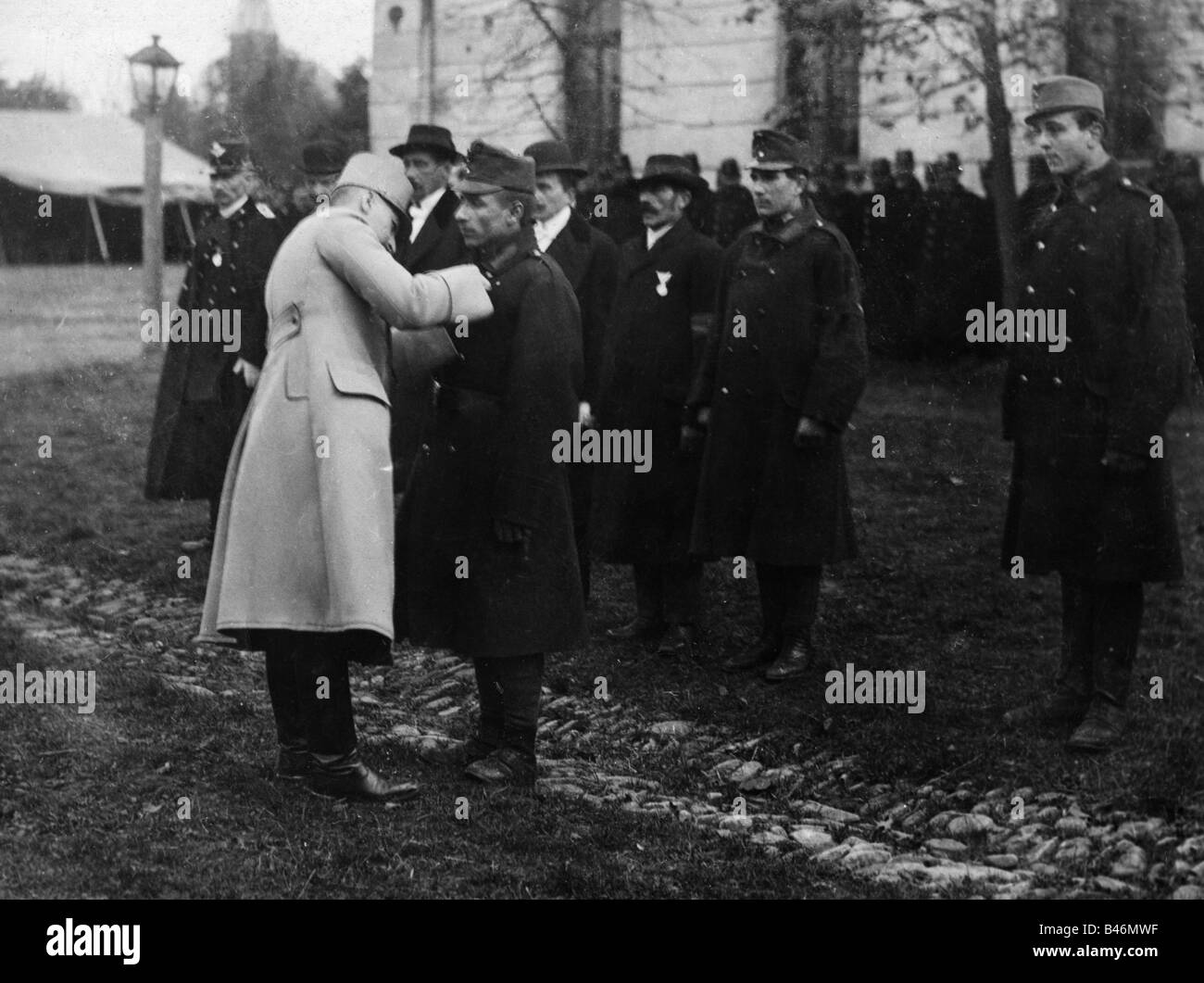 Eventi, Prima guerra mondiale / prima guerra mondiale, militari, soldati, austriaci in corso di decorazione, 20th secolo, Austria-Ungheria, Austria, Ungheria, medaglie, ufficiale, doppia monarchia, storico, storico, persone, 1910s, Foto Stock