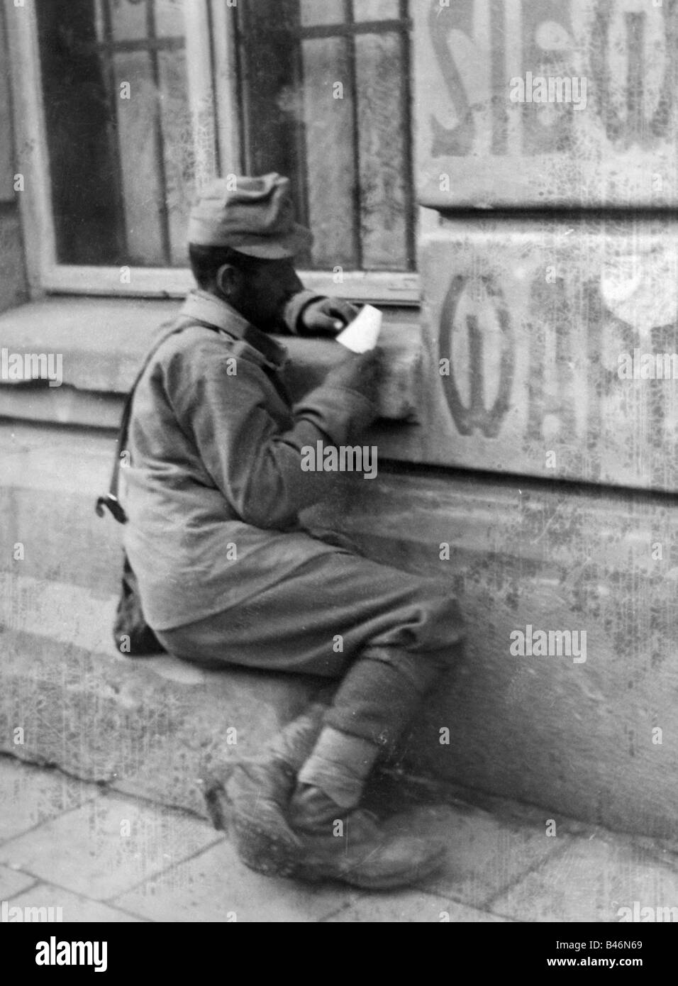Eventi, Prima guerra mondiale / prima guerra mondiale, militare, soldati, soldato austriaco lettura lettera di sua moglie, 20th secolo, Austria-Ungheria, Austria, doppia monarchia, uniforme, uniformi, 20th secolo, storico, storico, lettura, posta, servizio postale esercito, persone, 1910s, donna, donne, donna, donna, Foto Stock