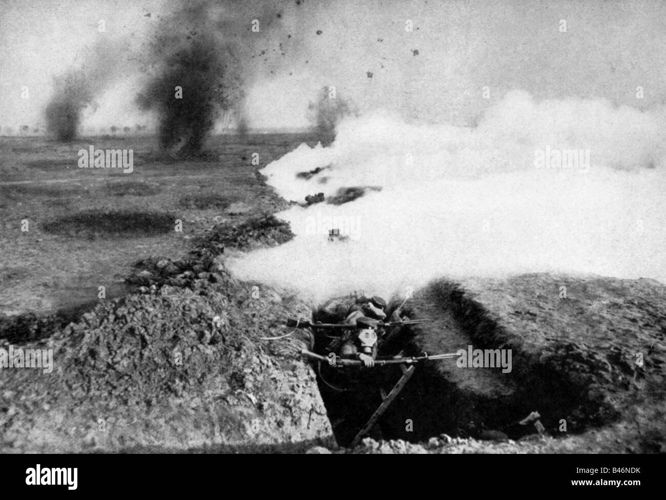 Eventi, Prima guerra mondiale / prima guerra mondiale, fronte occidentale, 'attacco di gas' su una posizione di riserva tedesca, foto in scena e ritoccata, foto originale scattata nel 1916 durante una dimostrazione per il re Luigi III di Baviera, Foto Stock