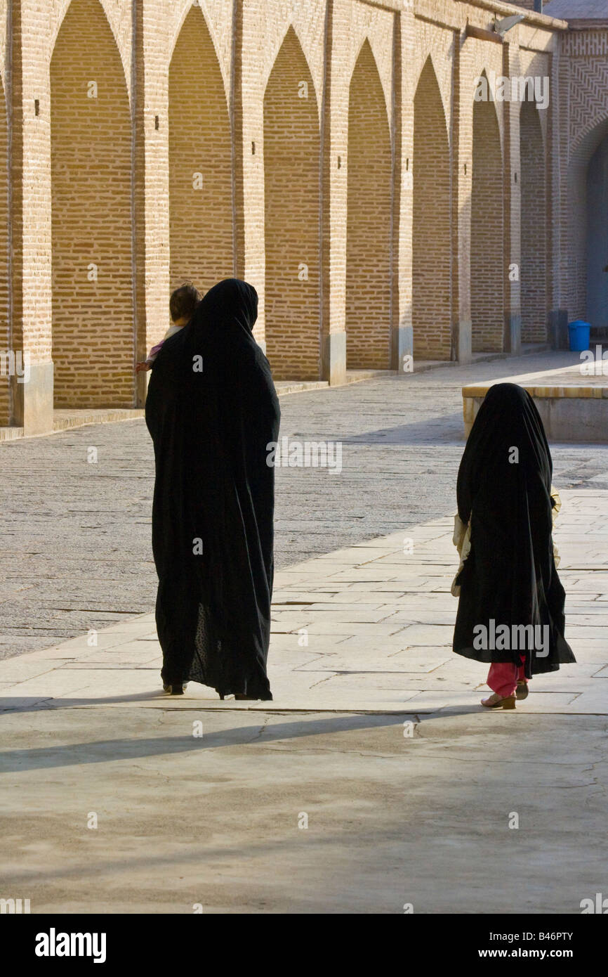 Madre e le sue figlie a Jameh Masjid o Moschea del Venerdì in Yazd Iran Foto Stock