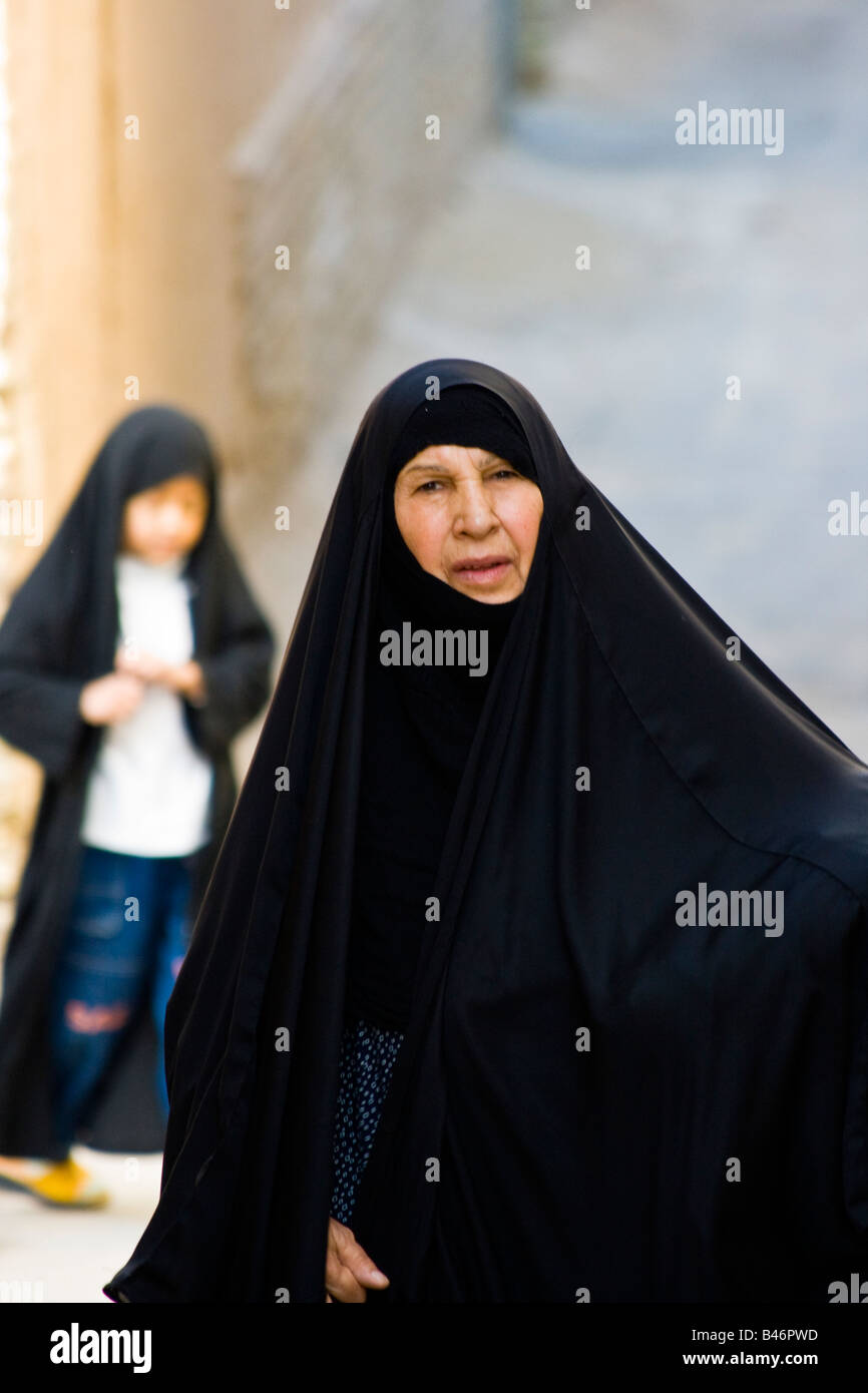 Ragazza giovane e adulto Donna vestita di nero lo chador a Yazd Iran Foto Stock